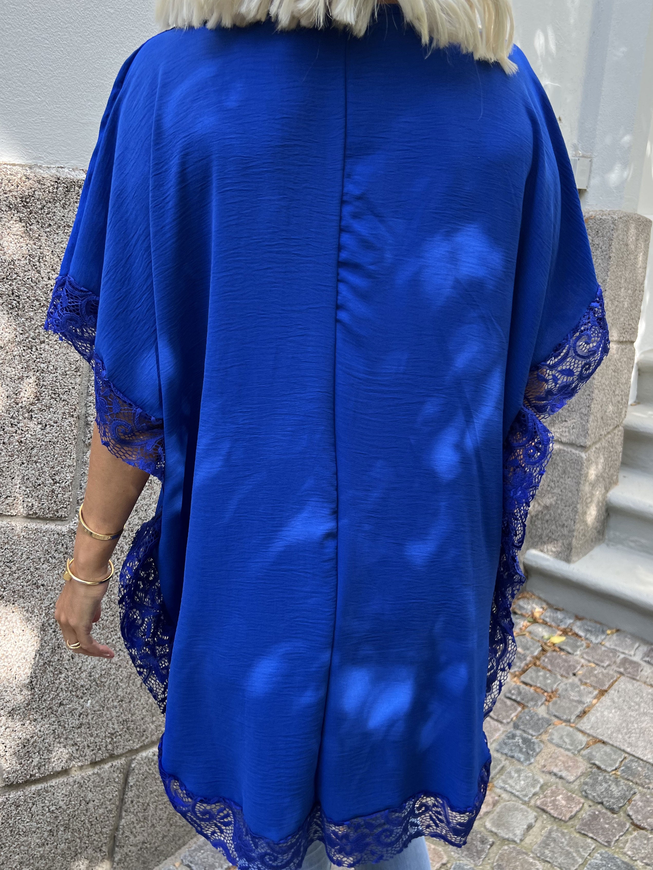 Sofie - Oversize tunika med lynlås og blonder