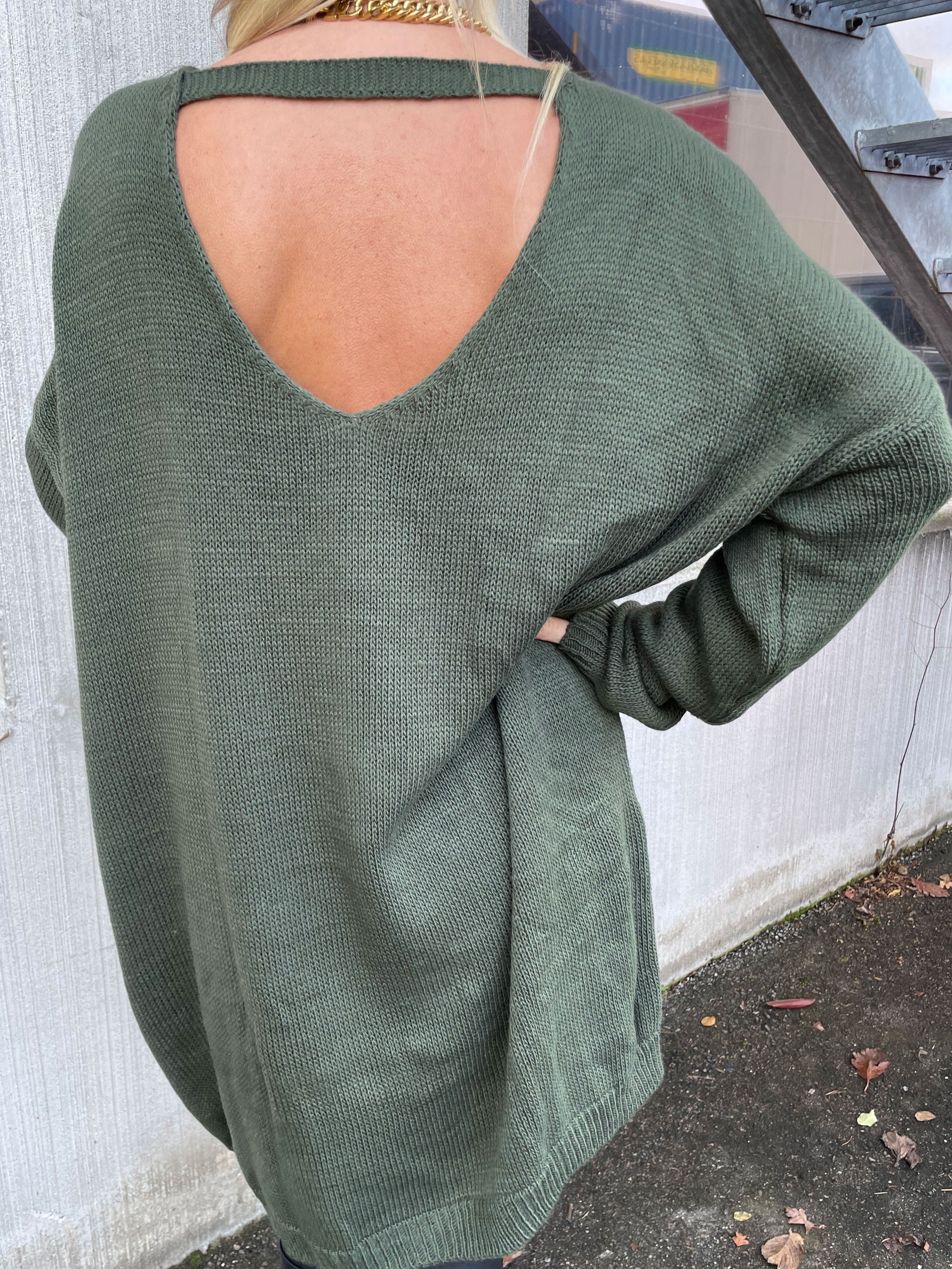 Stella - Simpel strikkjole med dyb ryg