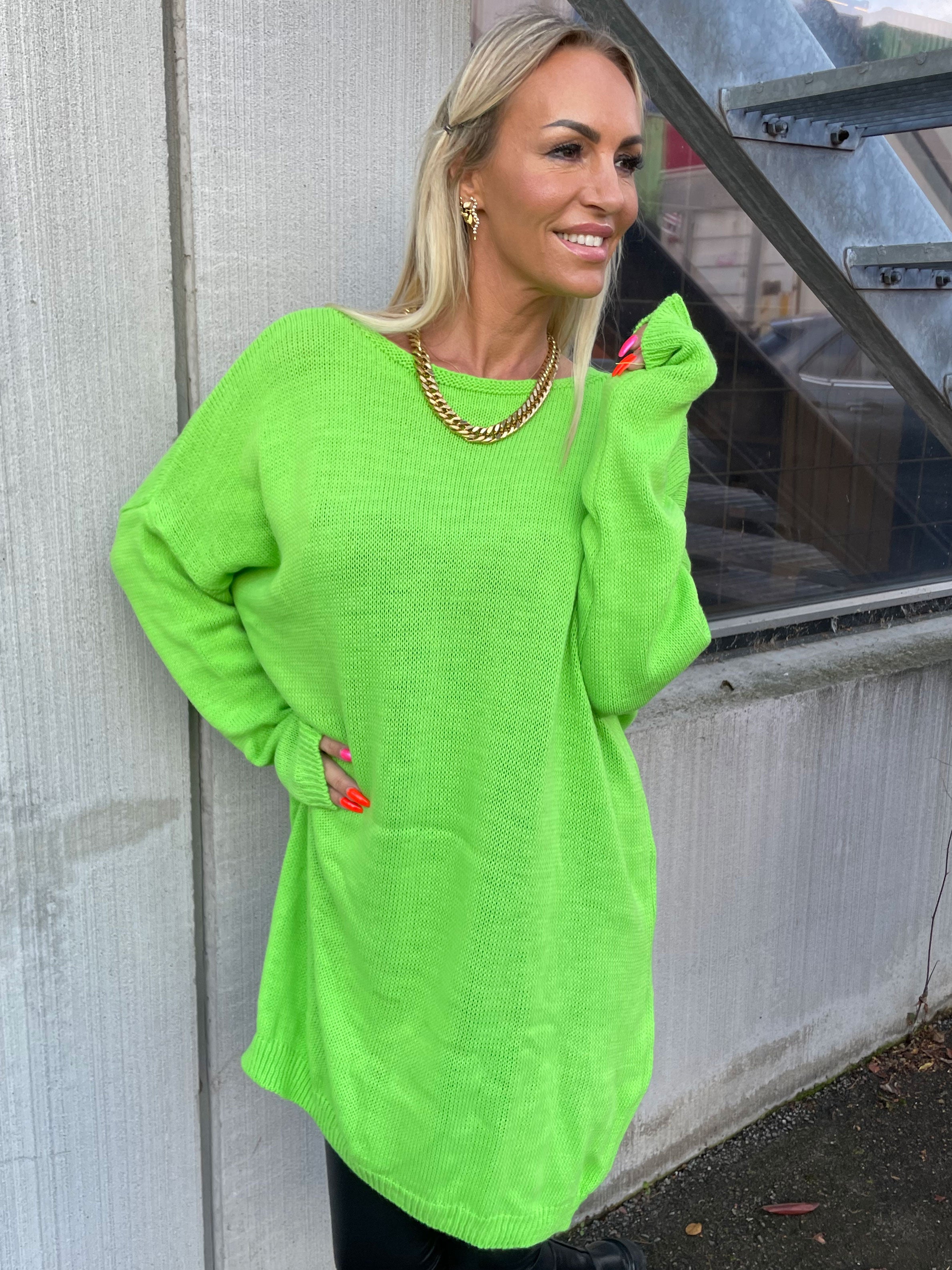 Stella - Simpel strikkjole med dyb ryg