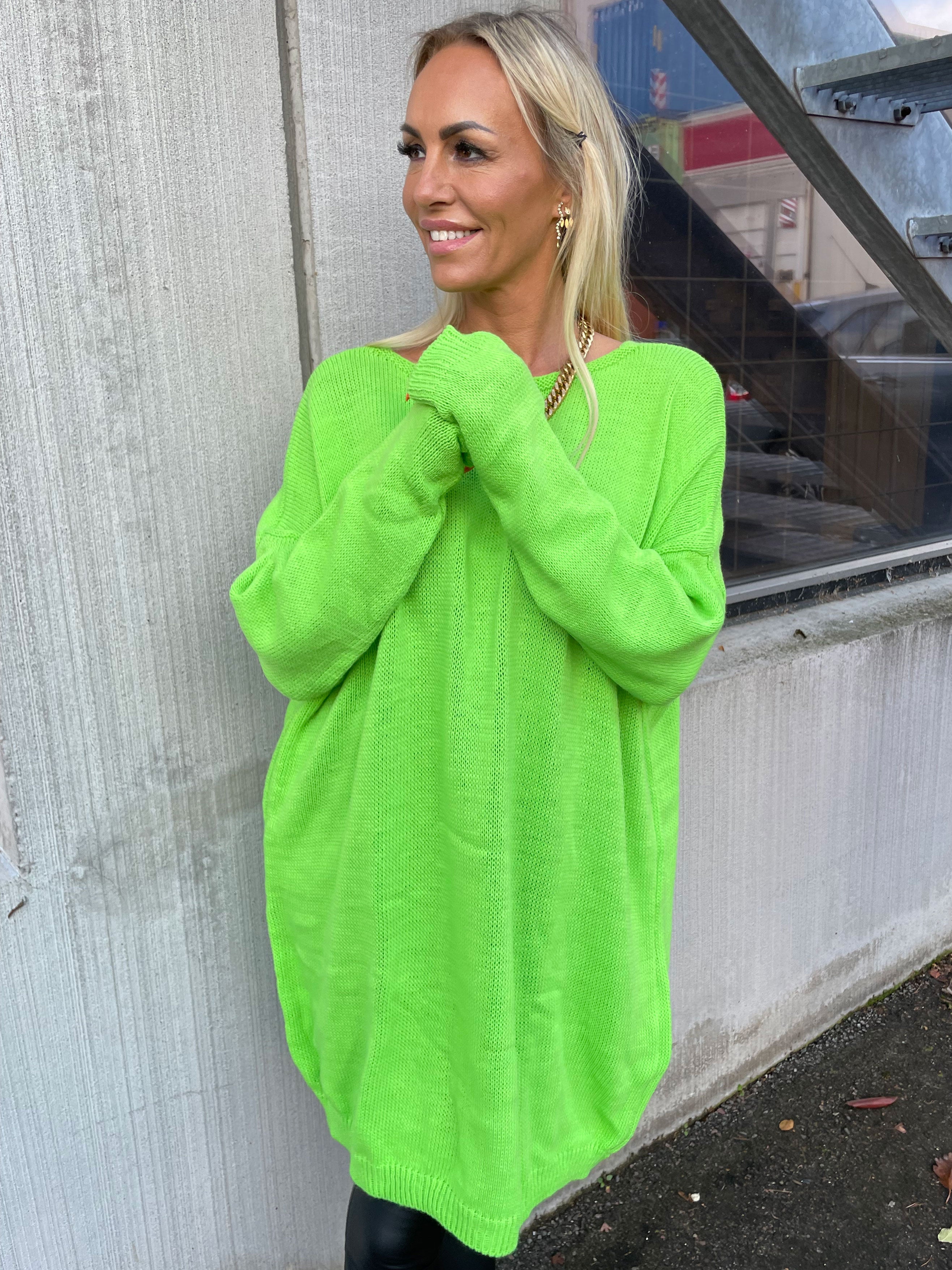 Stella - Simpel strikkjole med dyb ryg