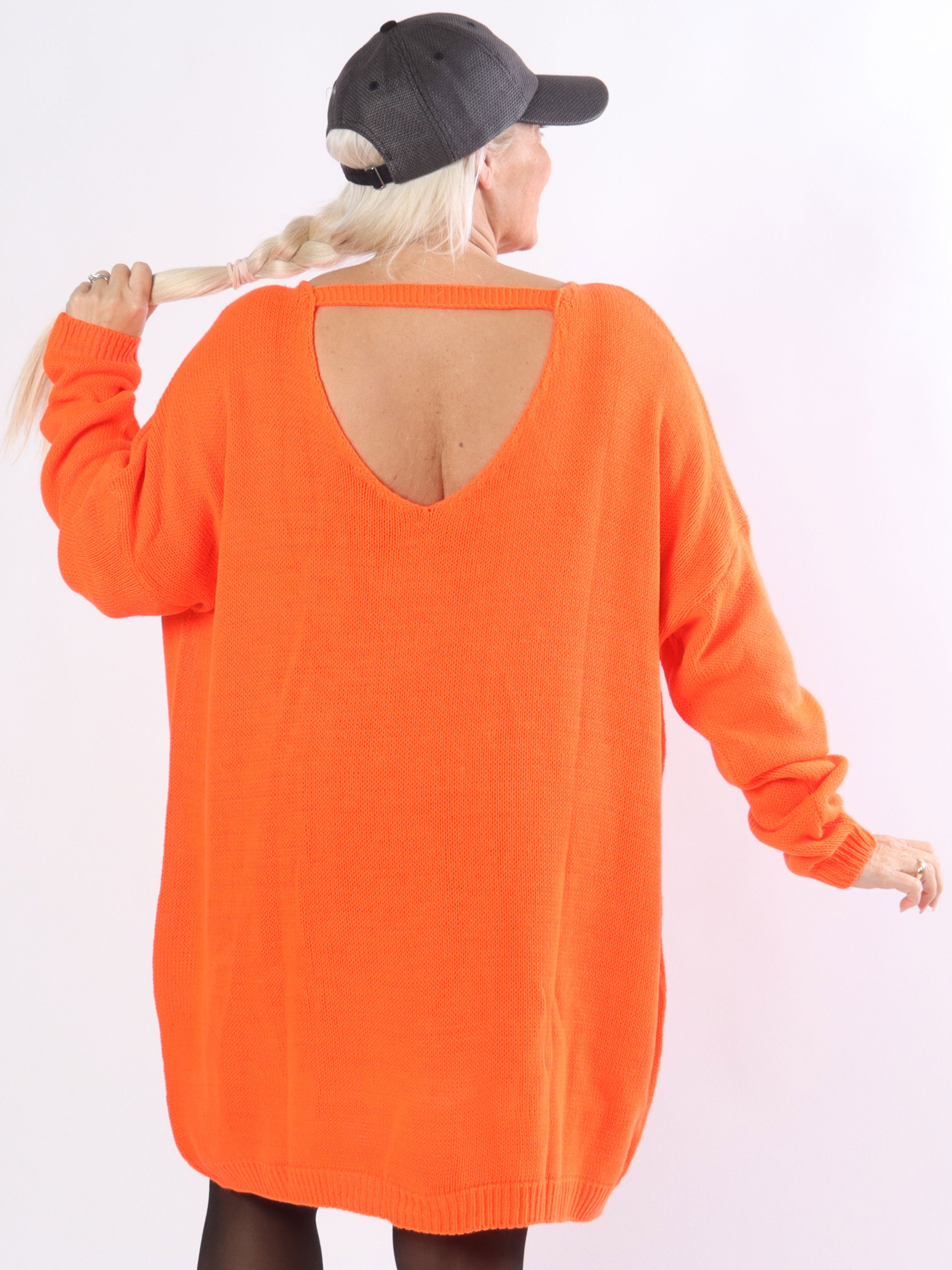 Stella - Simpel strikkjole i plus size med dyb ryg