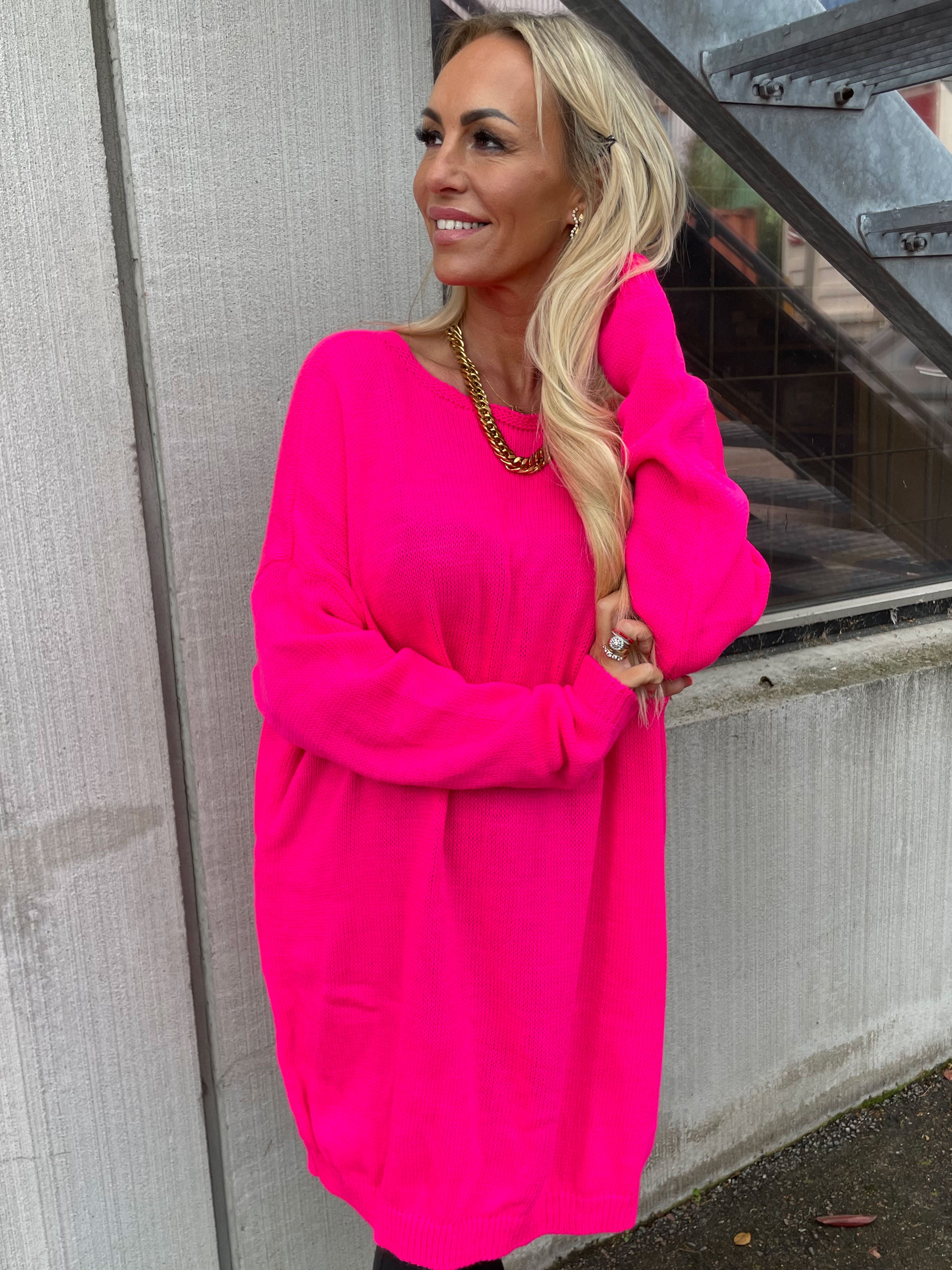 Stella - Simpel strikkjole med dyb ryg