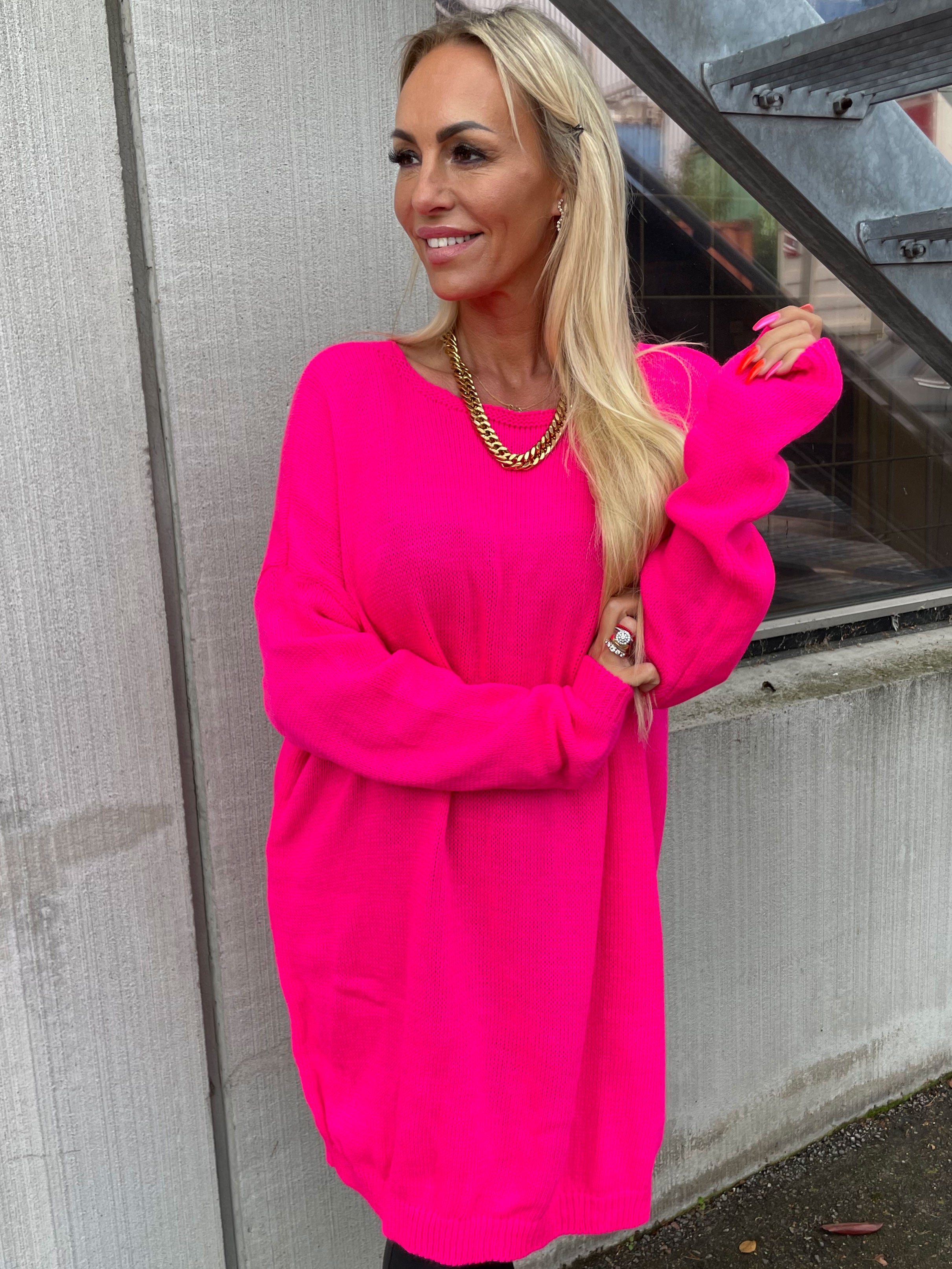 Stella - Simpel strikkjole med dyb ryg