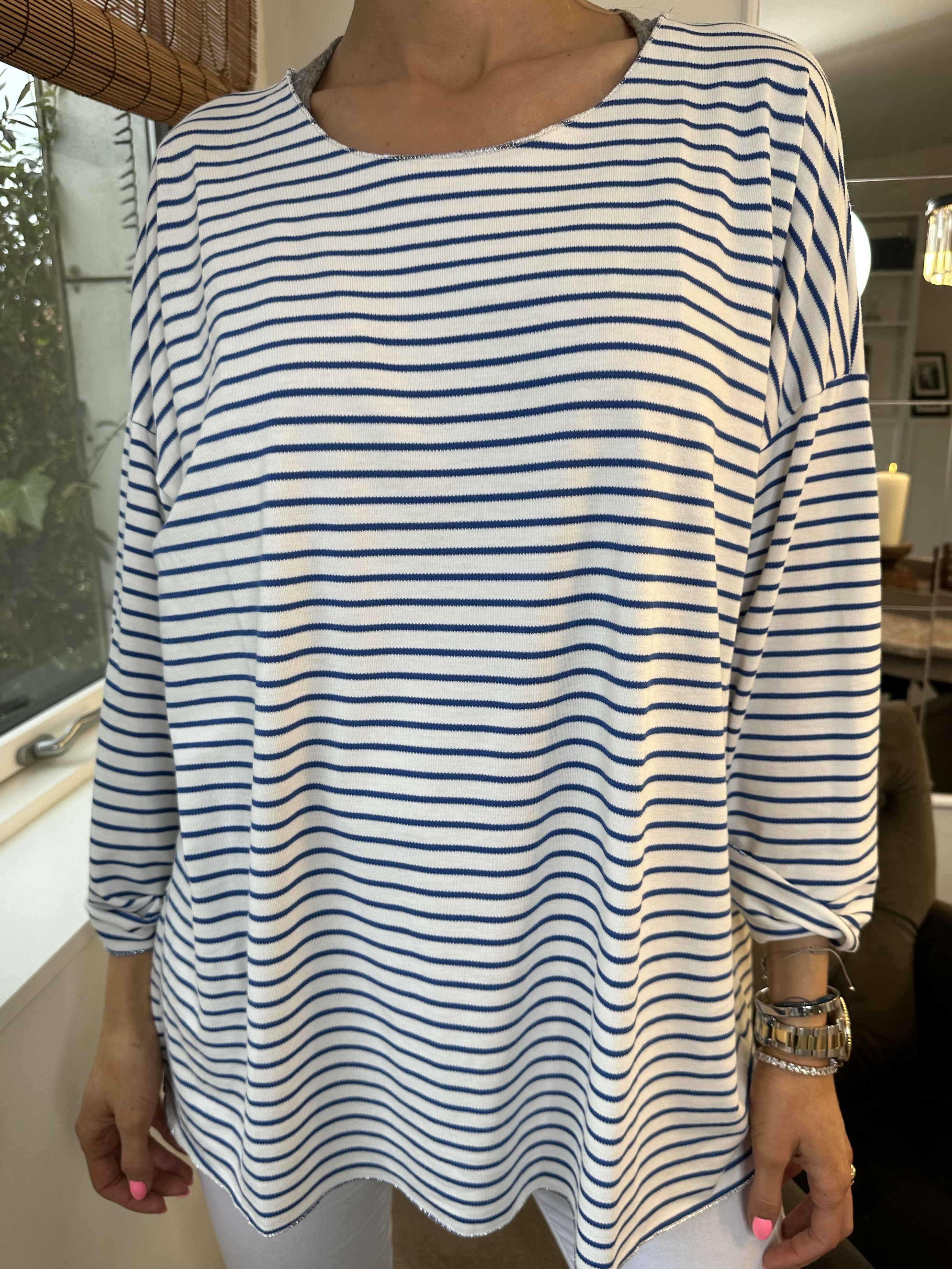 Stripe - Hvid blød bluse med tynde striber