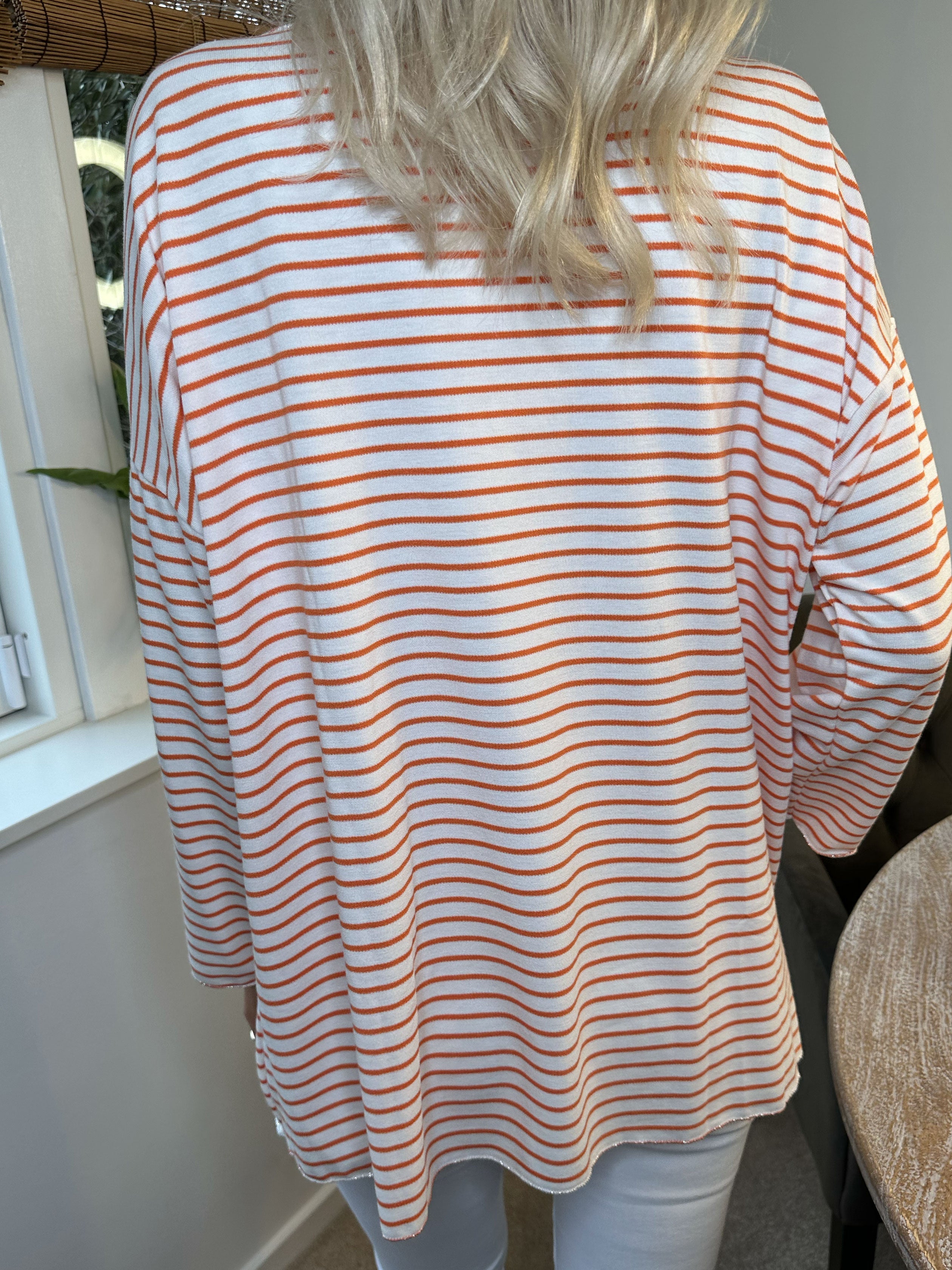 Stripe - Hvid blød bluse med tynde striber