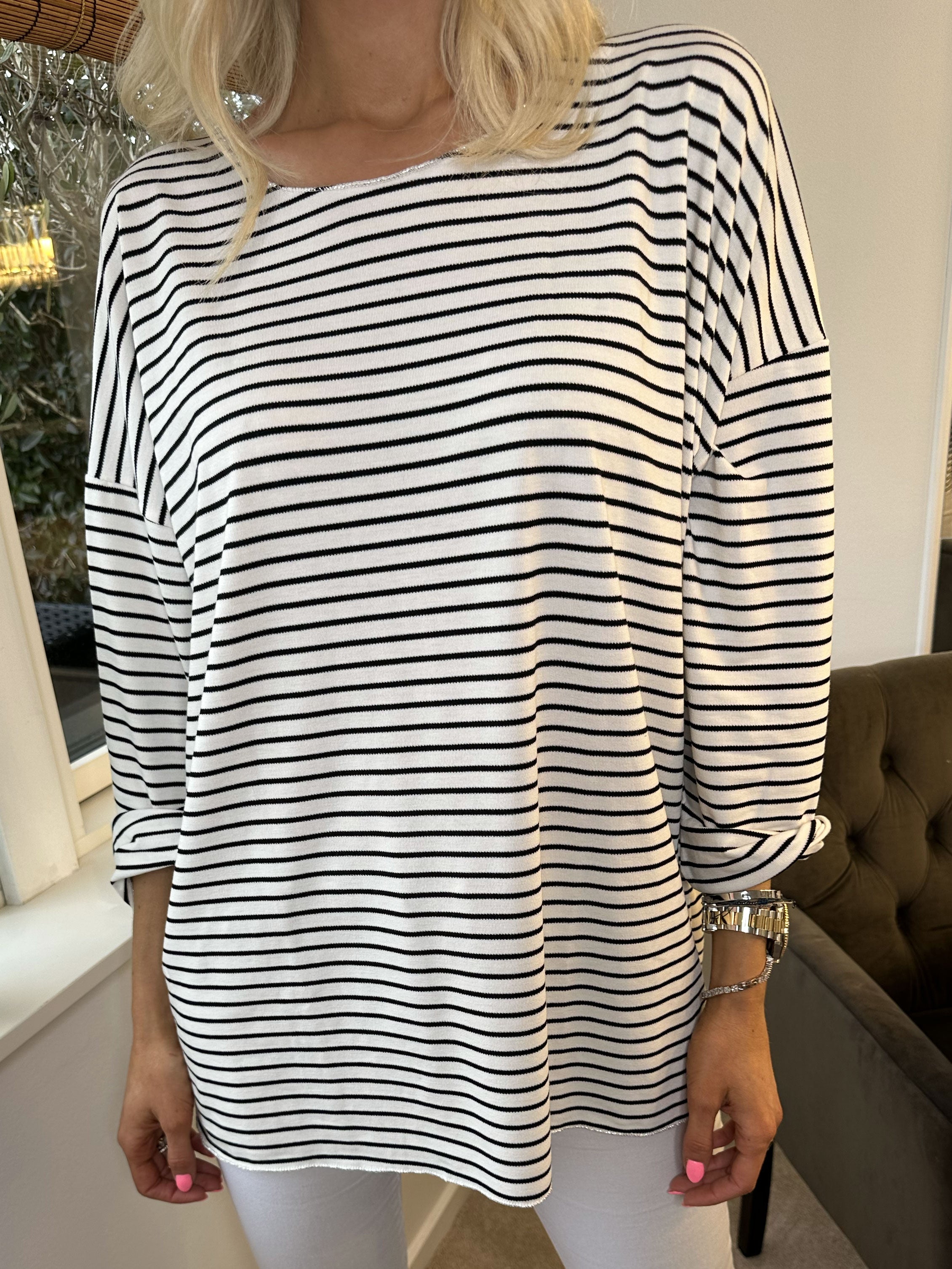 Stripe - Hvid blød bluse med tynde striber