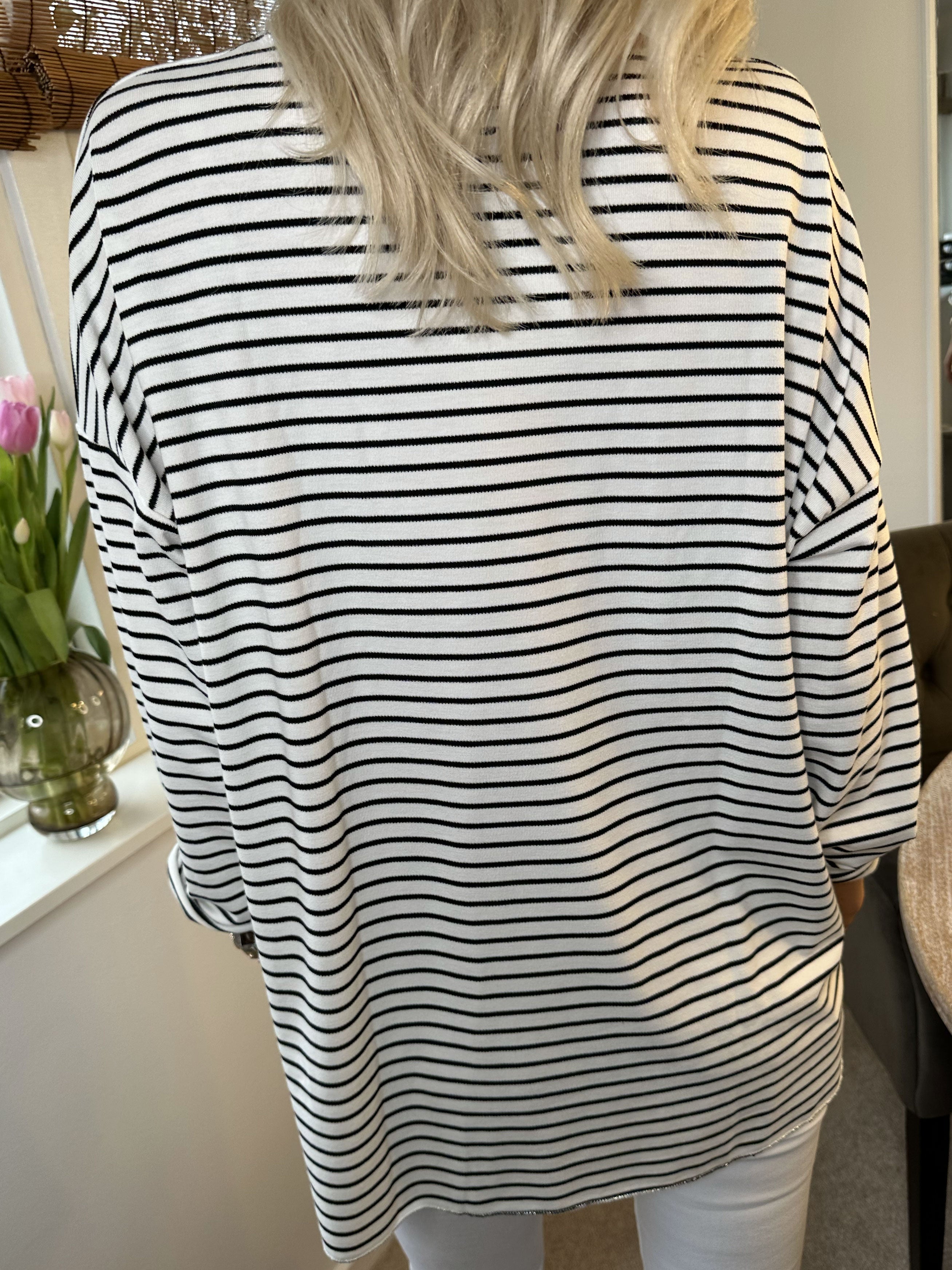 Stripe - Hvid blød bluse med tynde striber