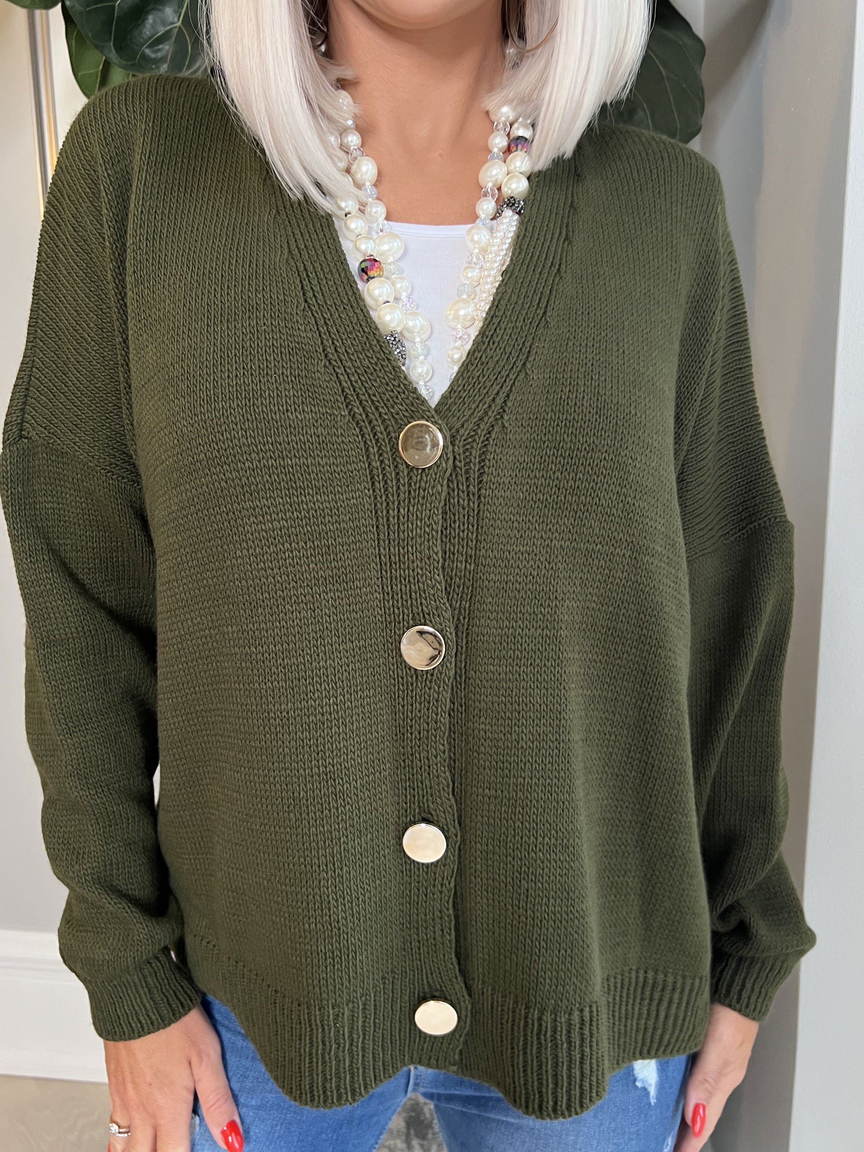 Susana - Kort strikcardigan med skinnende knapper