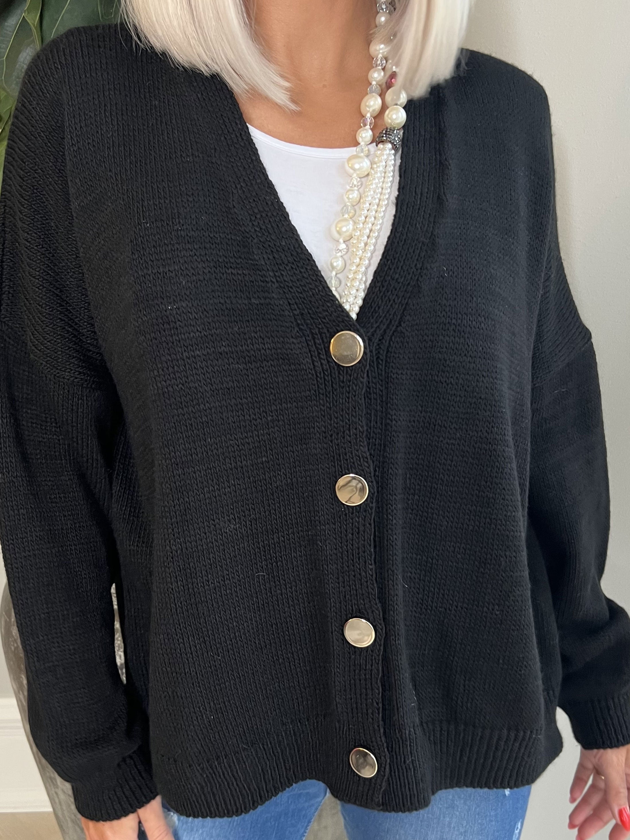 Susana - Kort strikcardigan med skinnende knapper