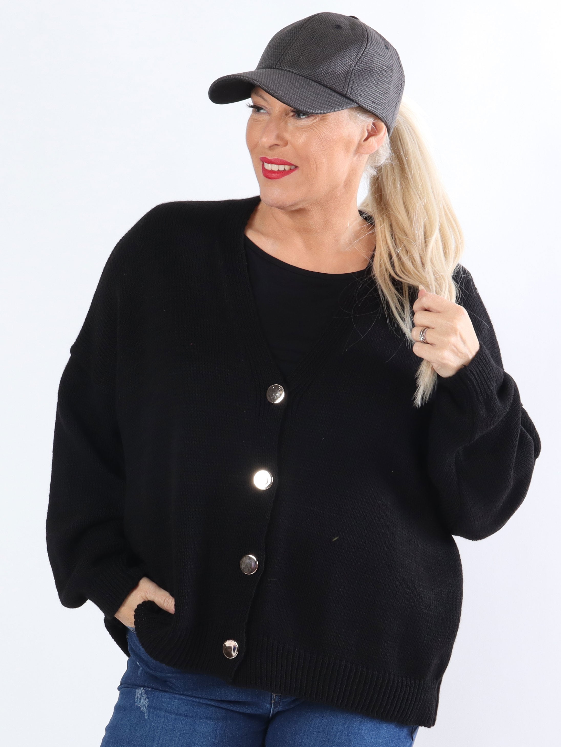 Susana - Kort plus size strikcardigan med skinnende knapper