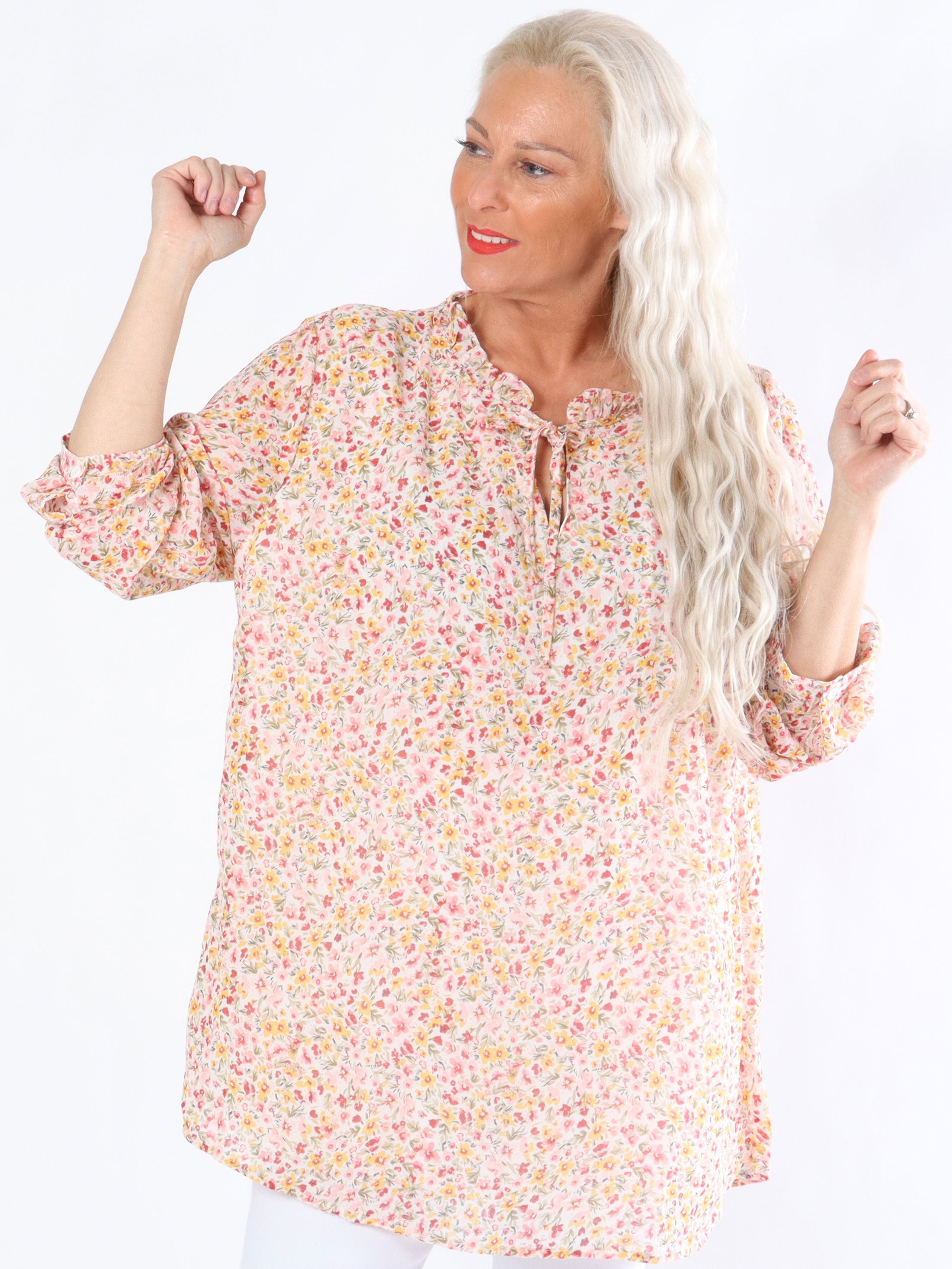 Taima - Sort sød blomstret tunika med bindebånd