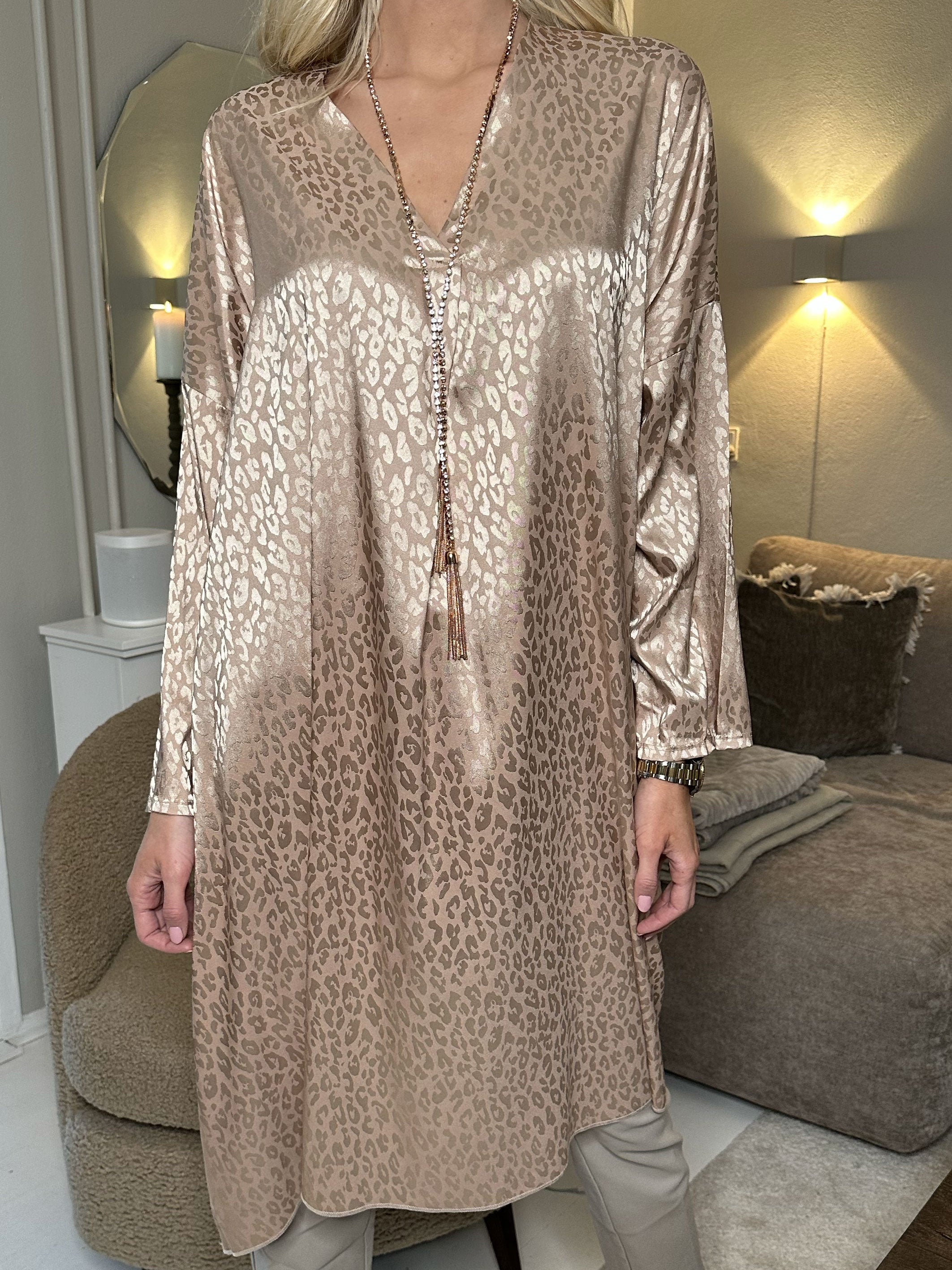 Telly - Tunika med leopardpletter i silkelook