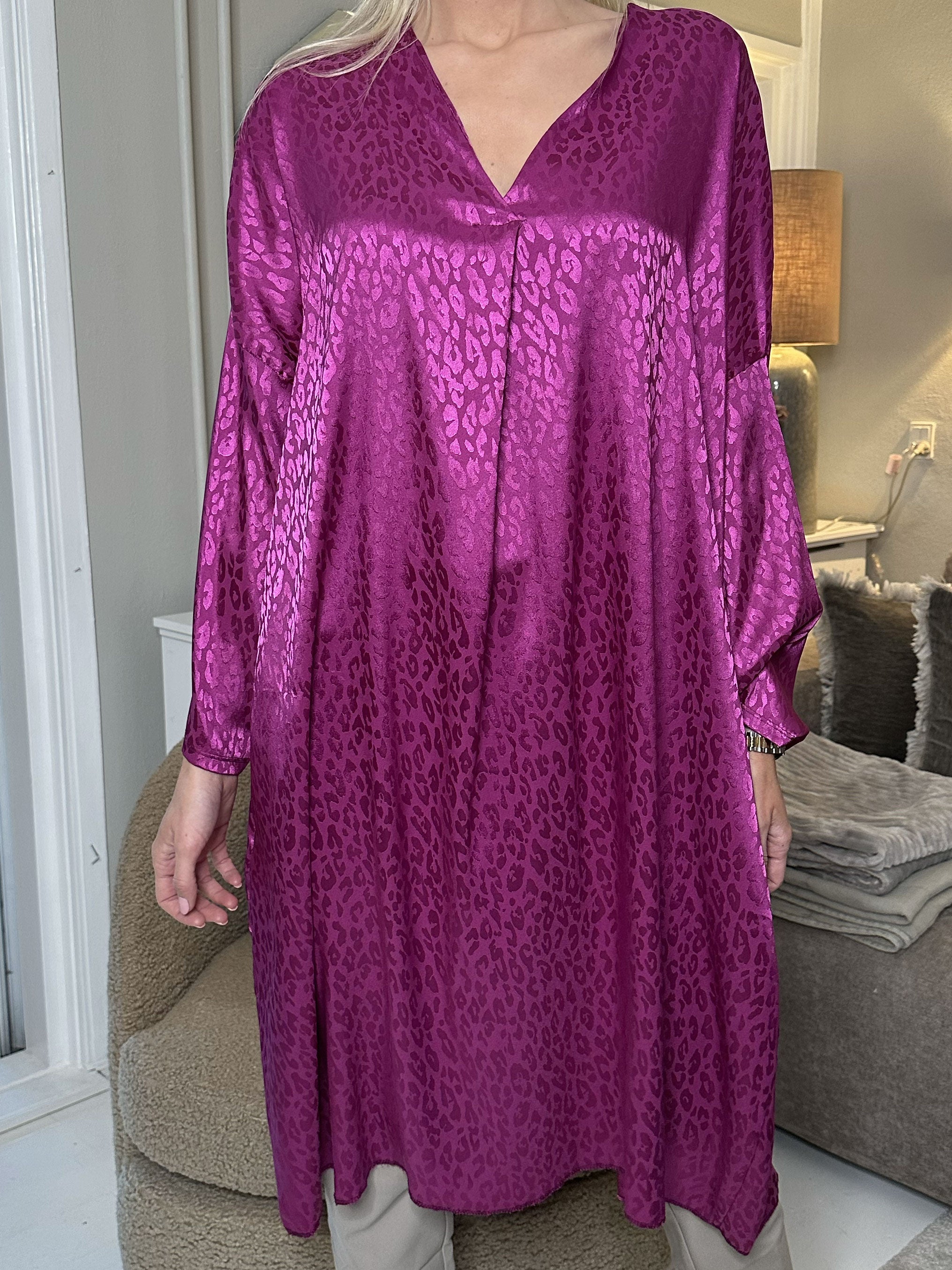 Telly - Tunika med leopardpletter i silkelook