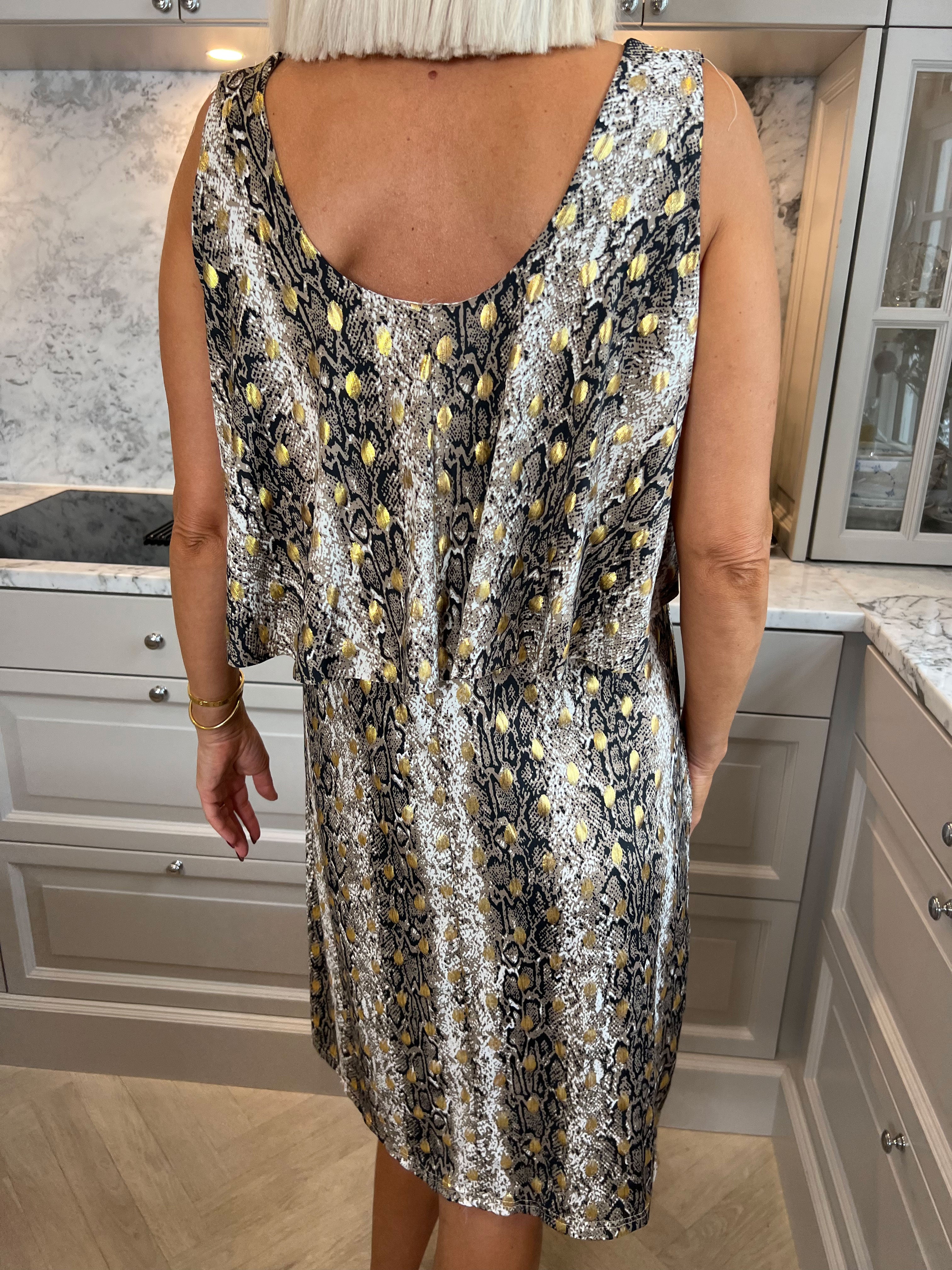 Tiger - Sød kjole i slangeprint med guld detaljer