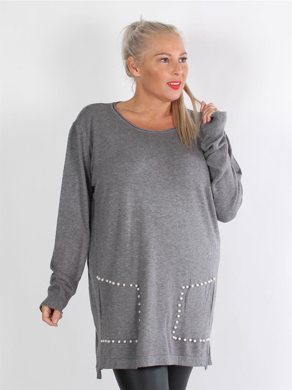 Toscara - Sort langærmet strikbluse med lommer omridset af hvide perler