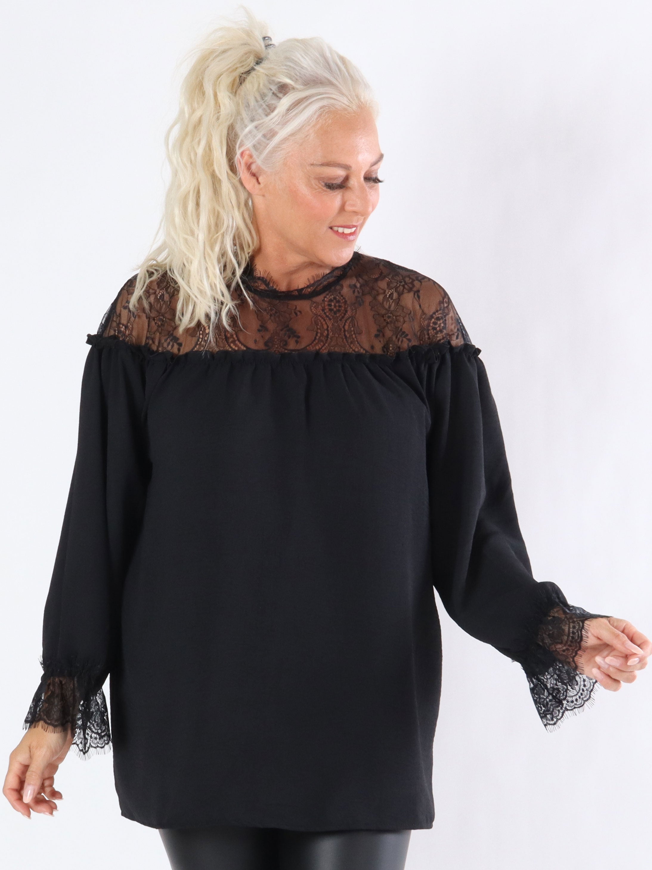 Tricia - Tunika med feminine detaljer og blonder