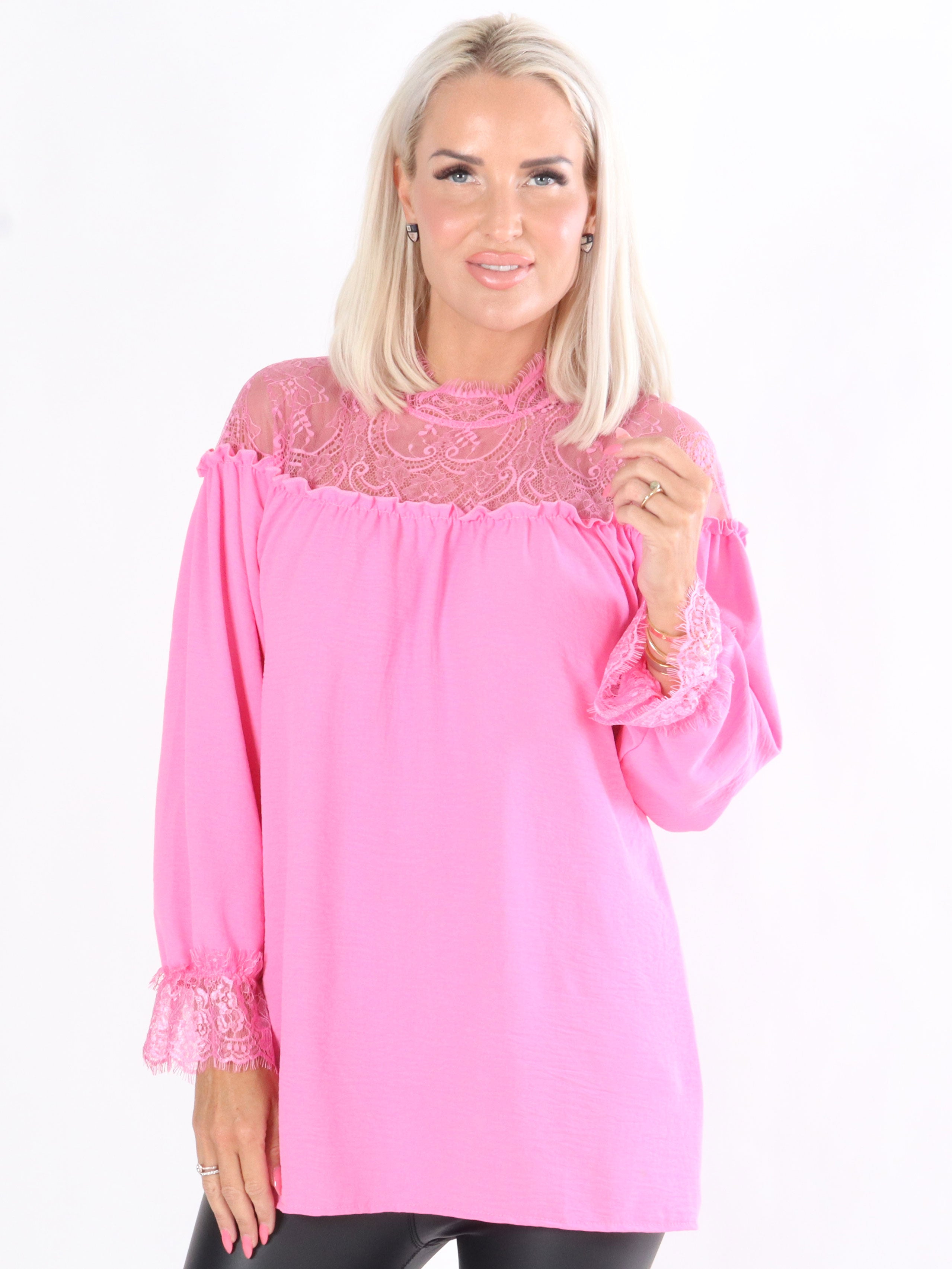 Tricia - Tunika med feminine detaljer og blonder