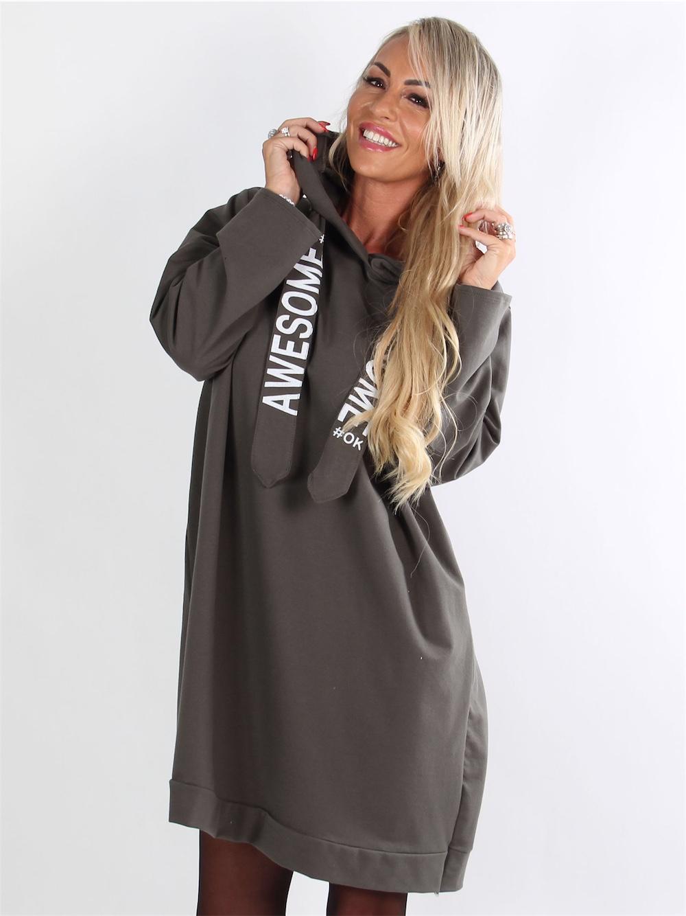 Turia - Armygrøn joggingkjole med hvidt skrift og hætte