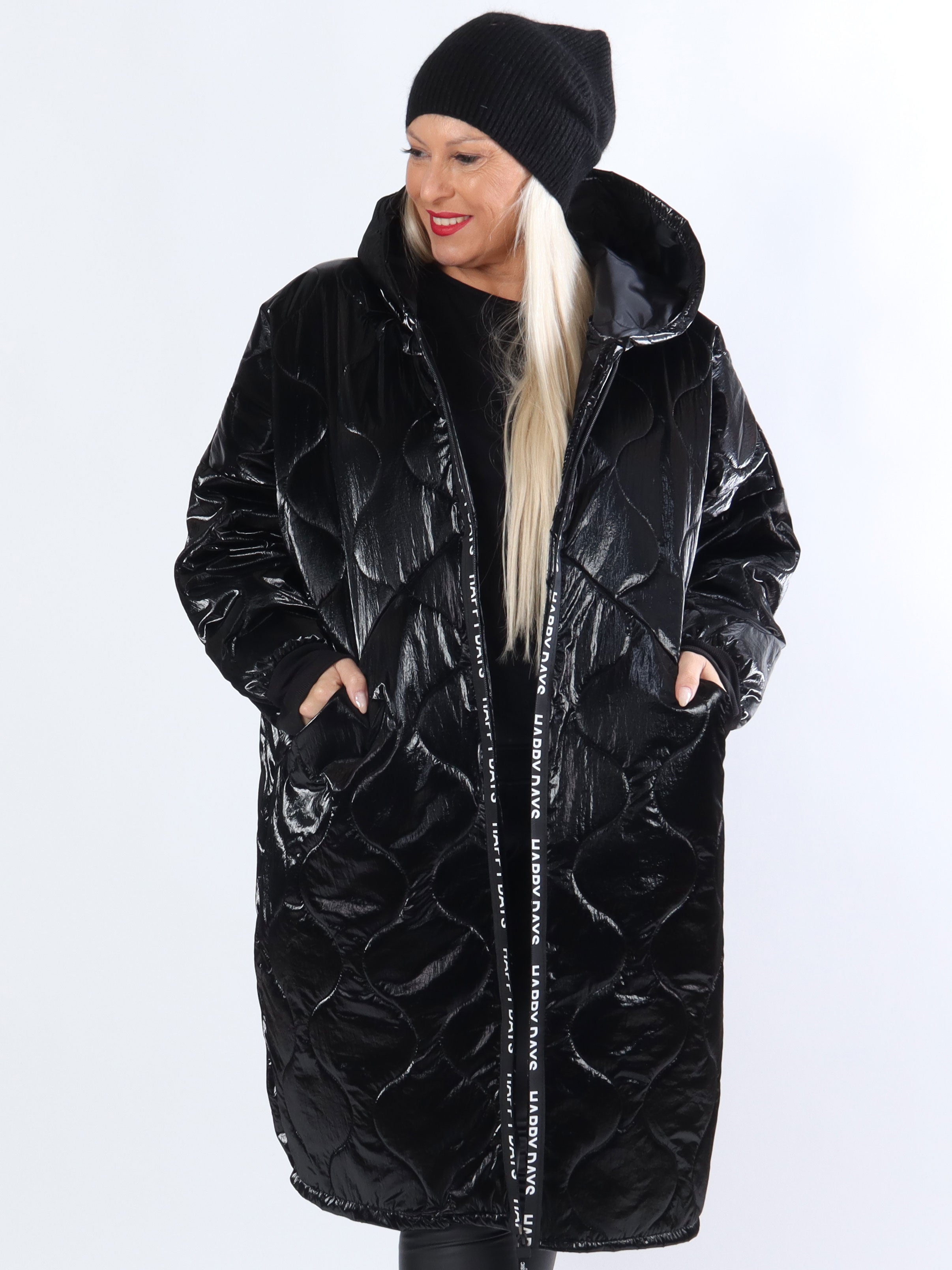 Valeria - Sort plus size shiny jakke med hvid skrift