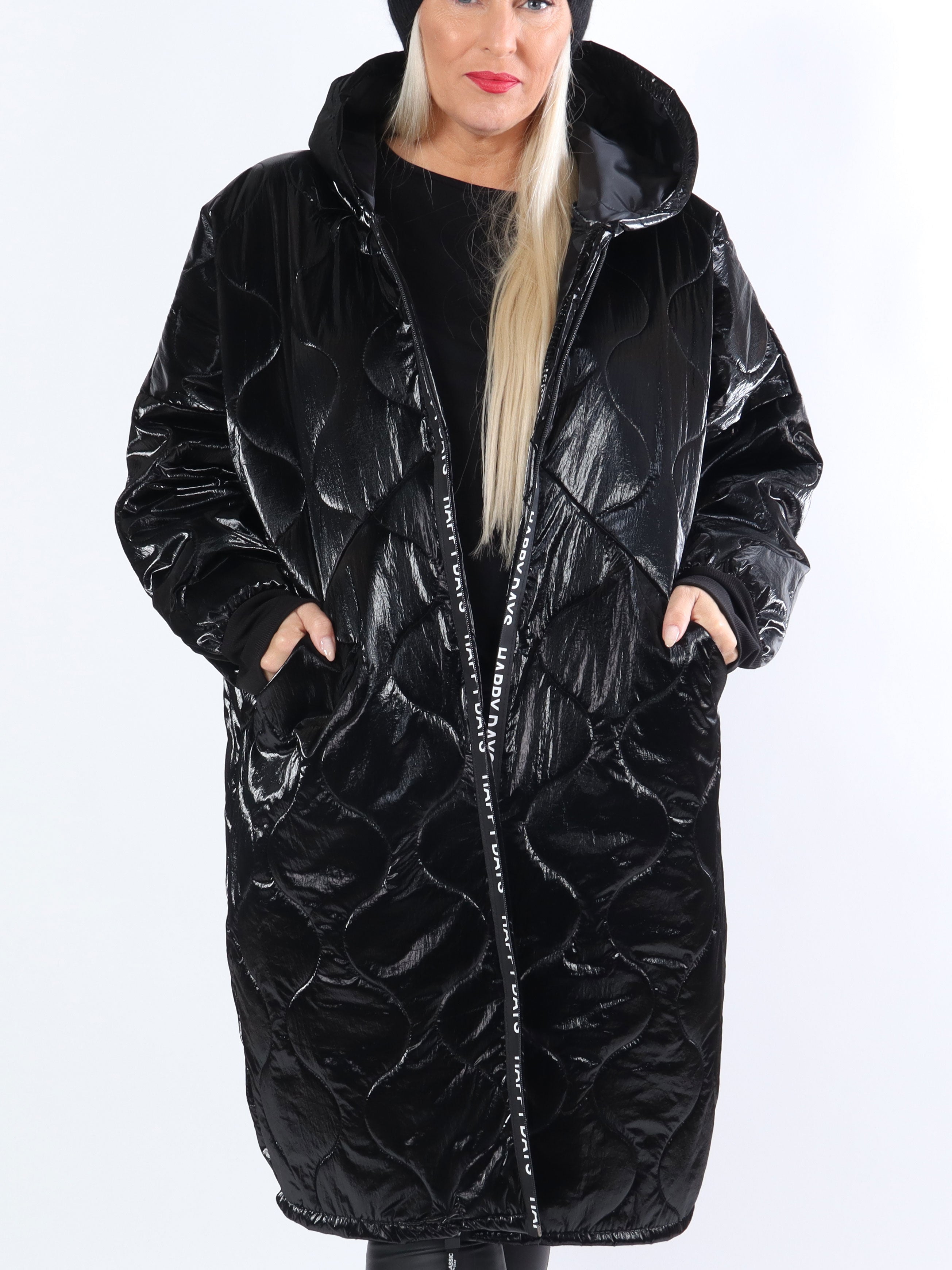 Valeria - Sort plus size shiny jakke med hvid skrift