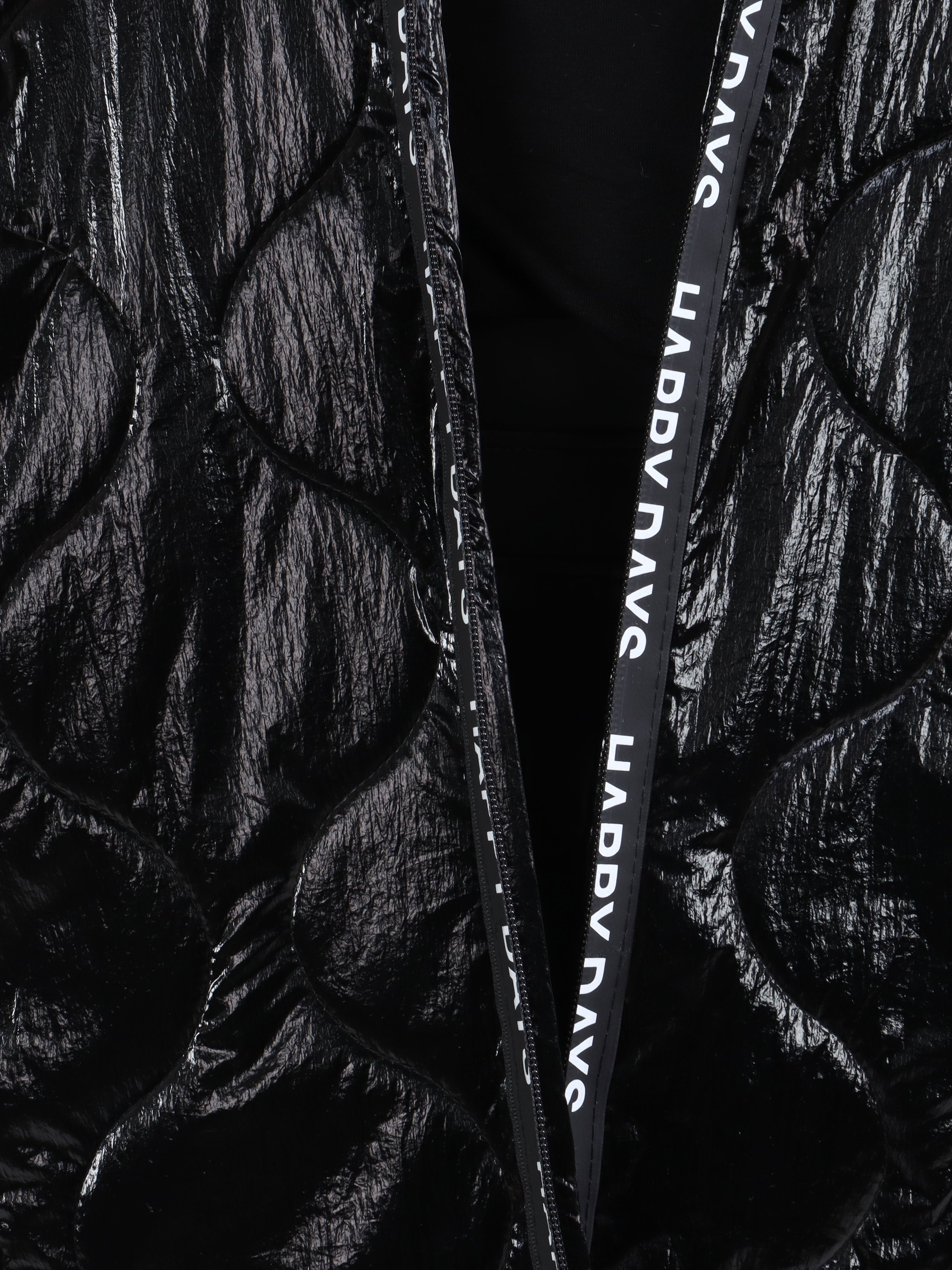 Valeria - Sort plus size shiny jakke med hvid skrift