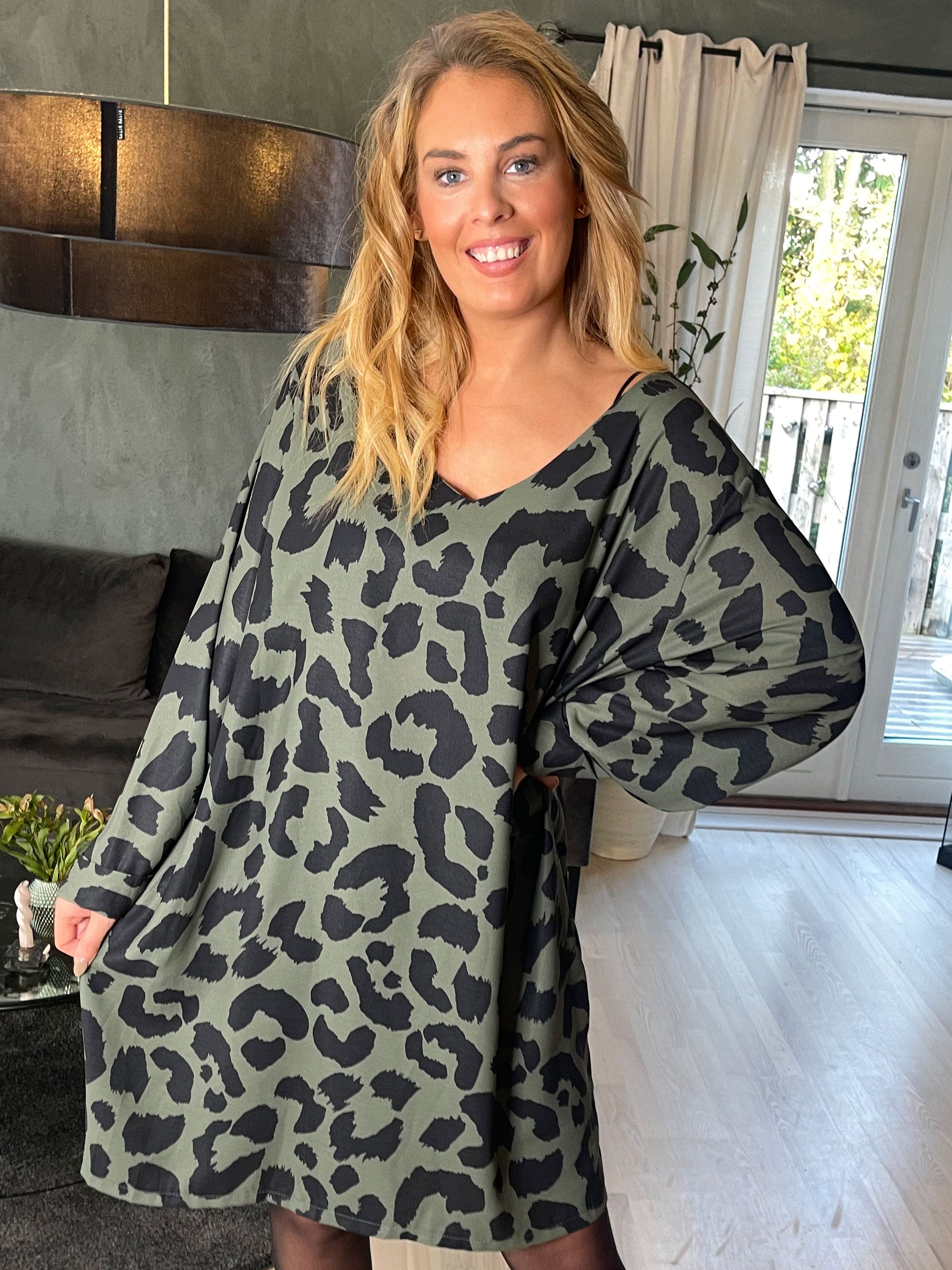 Vanelia - Sød viscose kjole i stort leopardprint