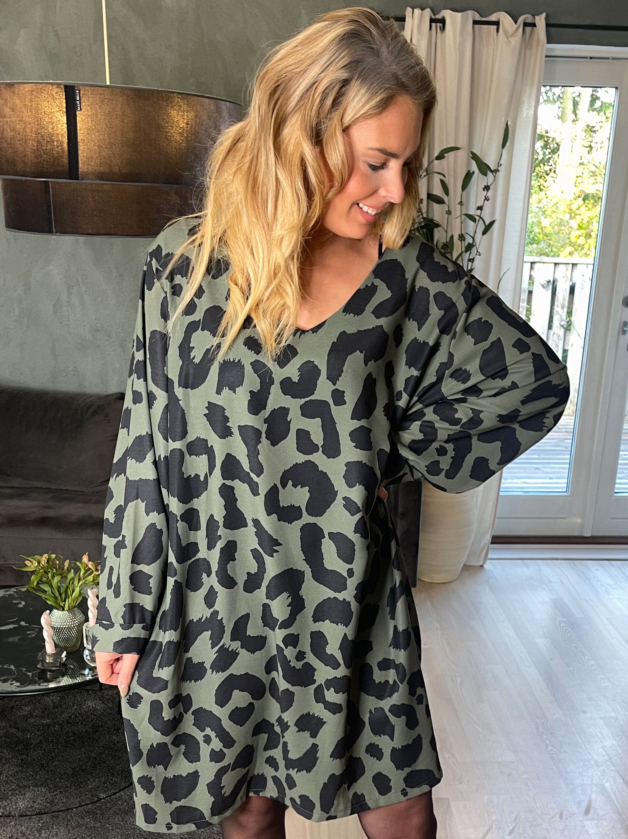 Vanelia - Sød viscose kjole i stort leopardprint