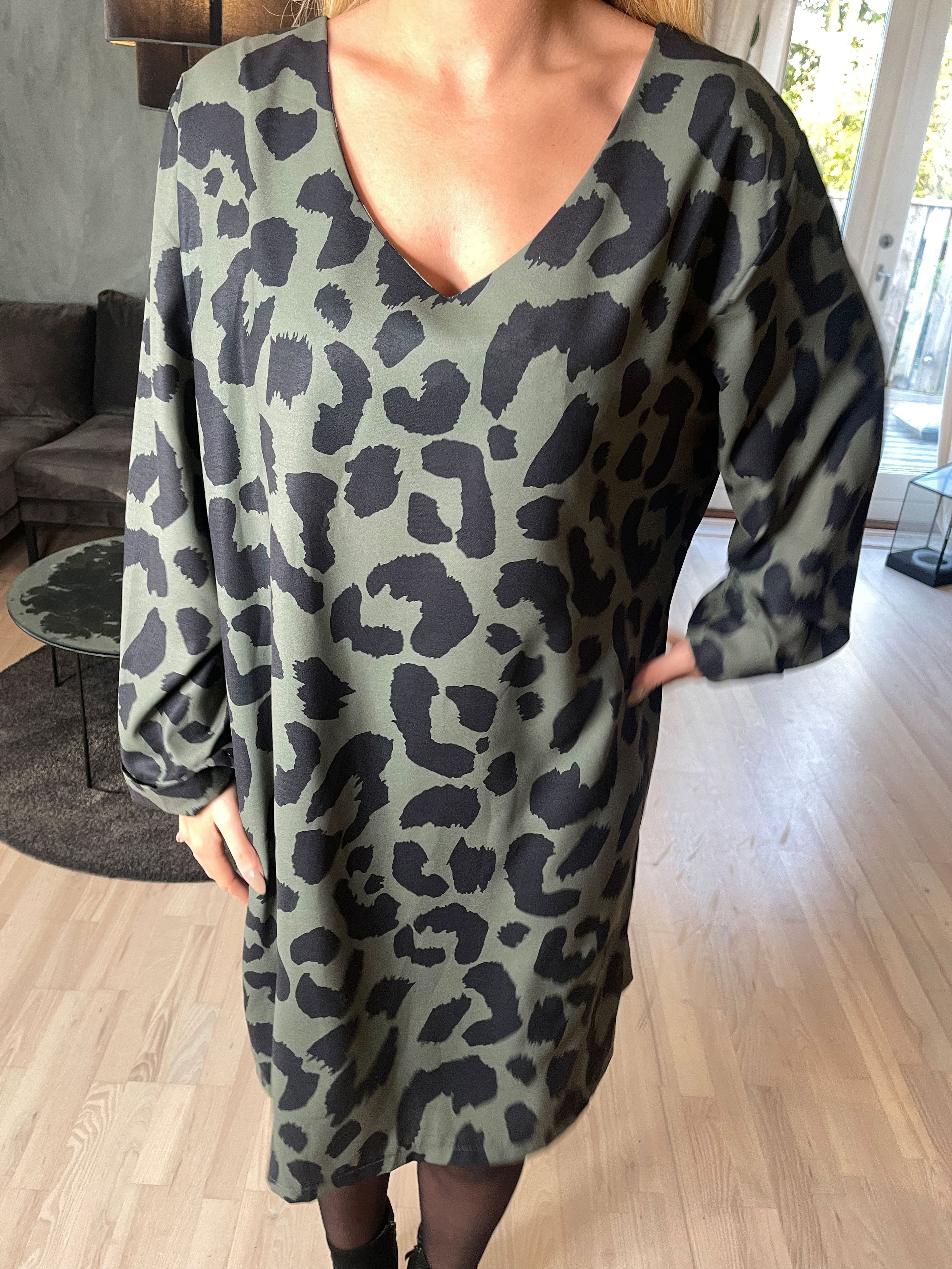 Vanelia - Sød viscose kjole i stort leopardprint