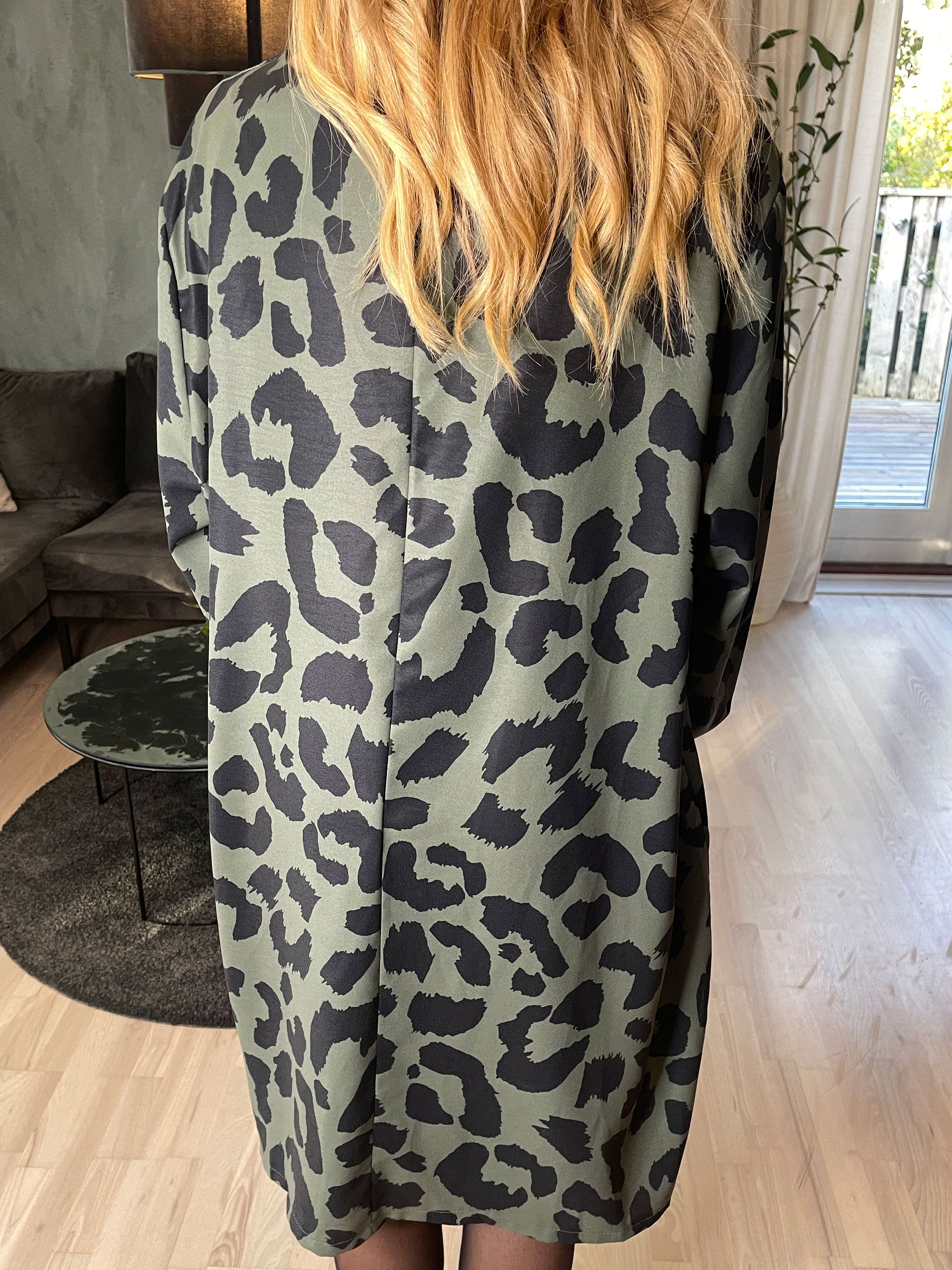 Vanelia - Sød viscose kjole i stort leopardprint