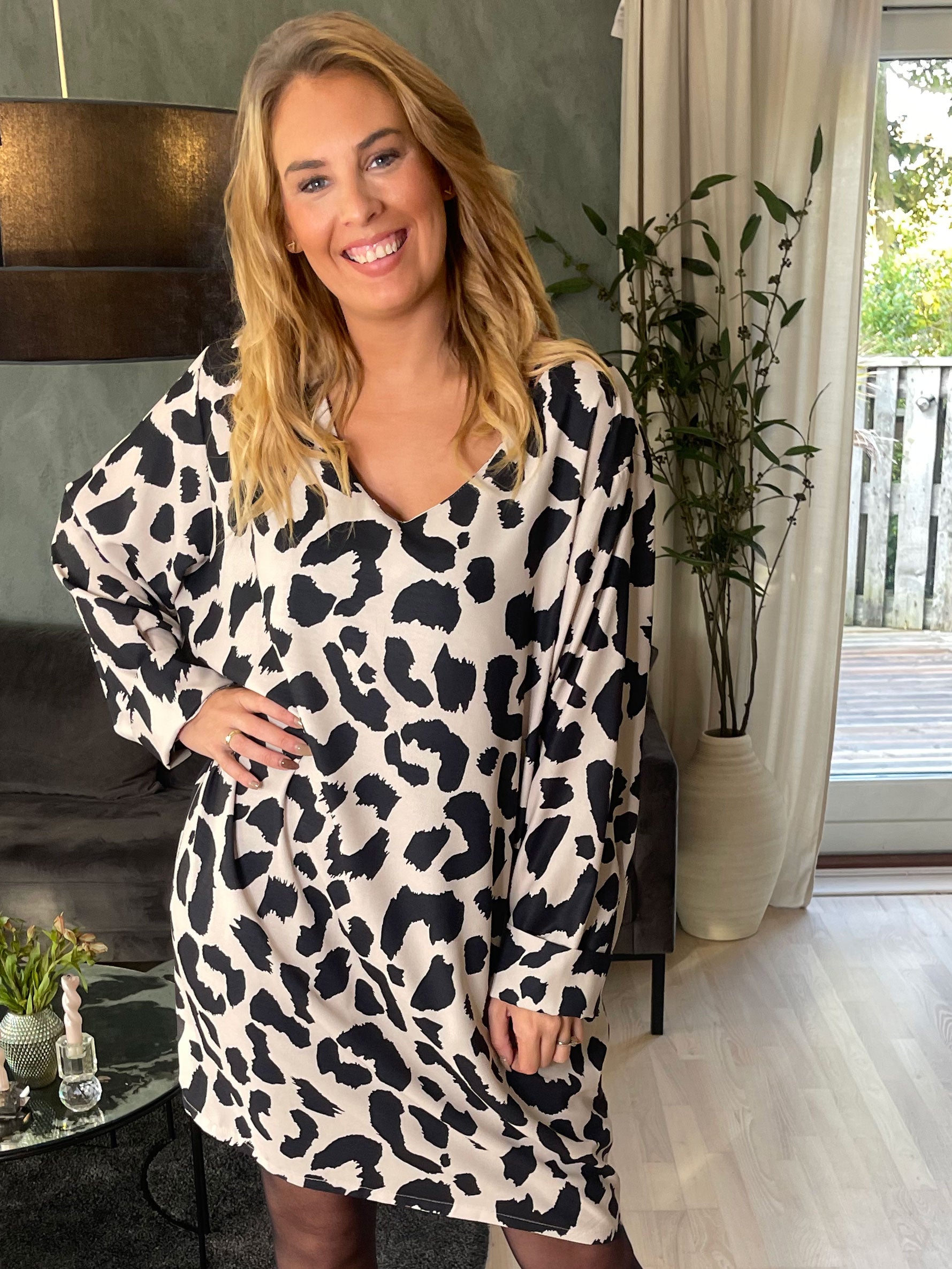 Vanelia - Sød viscose kjole i stort leopardprint