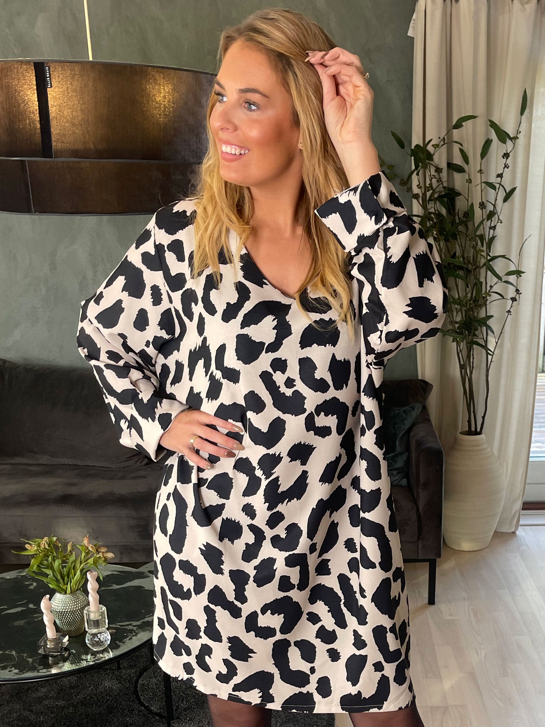 Vanelia - Sød viscose kjole i stort leopardprint