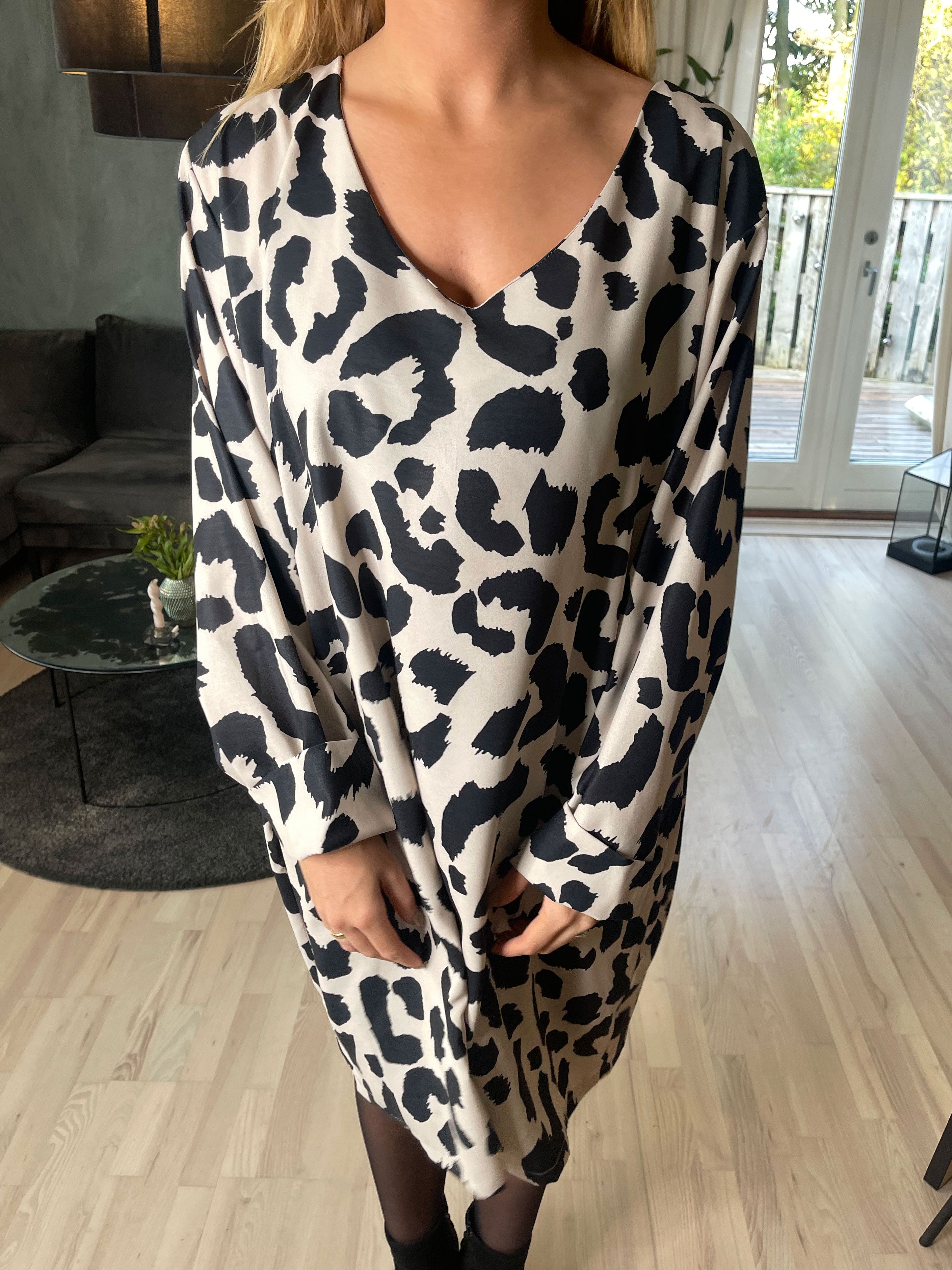 Vanelia - Sød viscose kjole i stort leopardprint