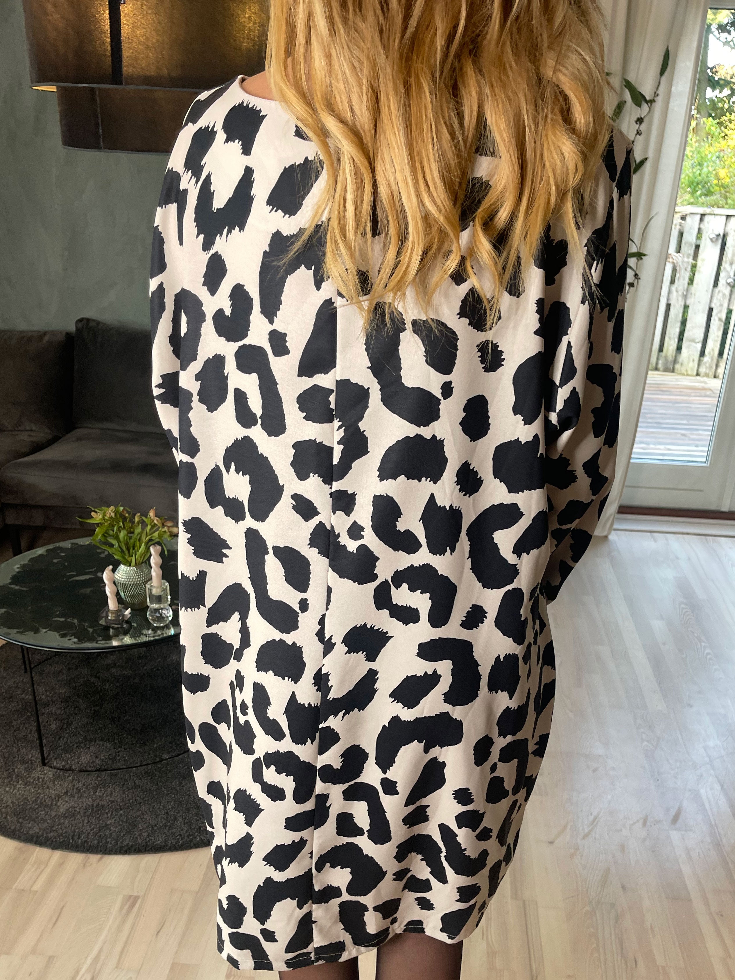 Vanelia - Sød viscose kjole i stort leopardprint