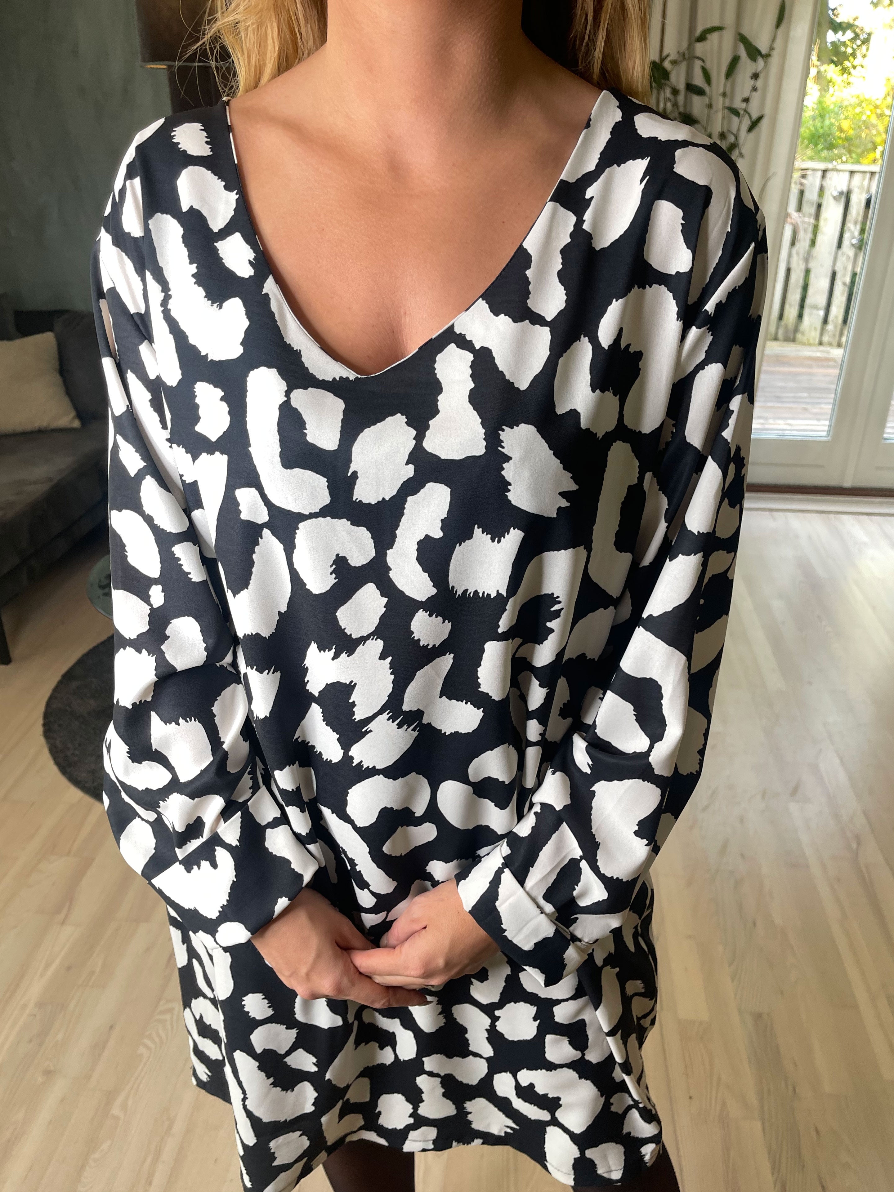 Vanelia - Sød viscose kjole i stort leopardprint