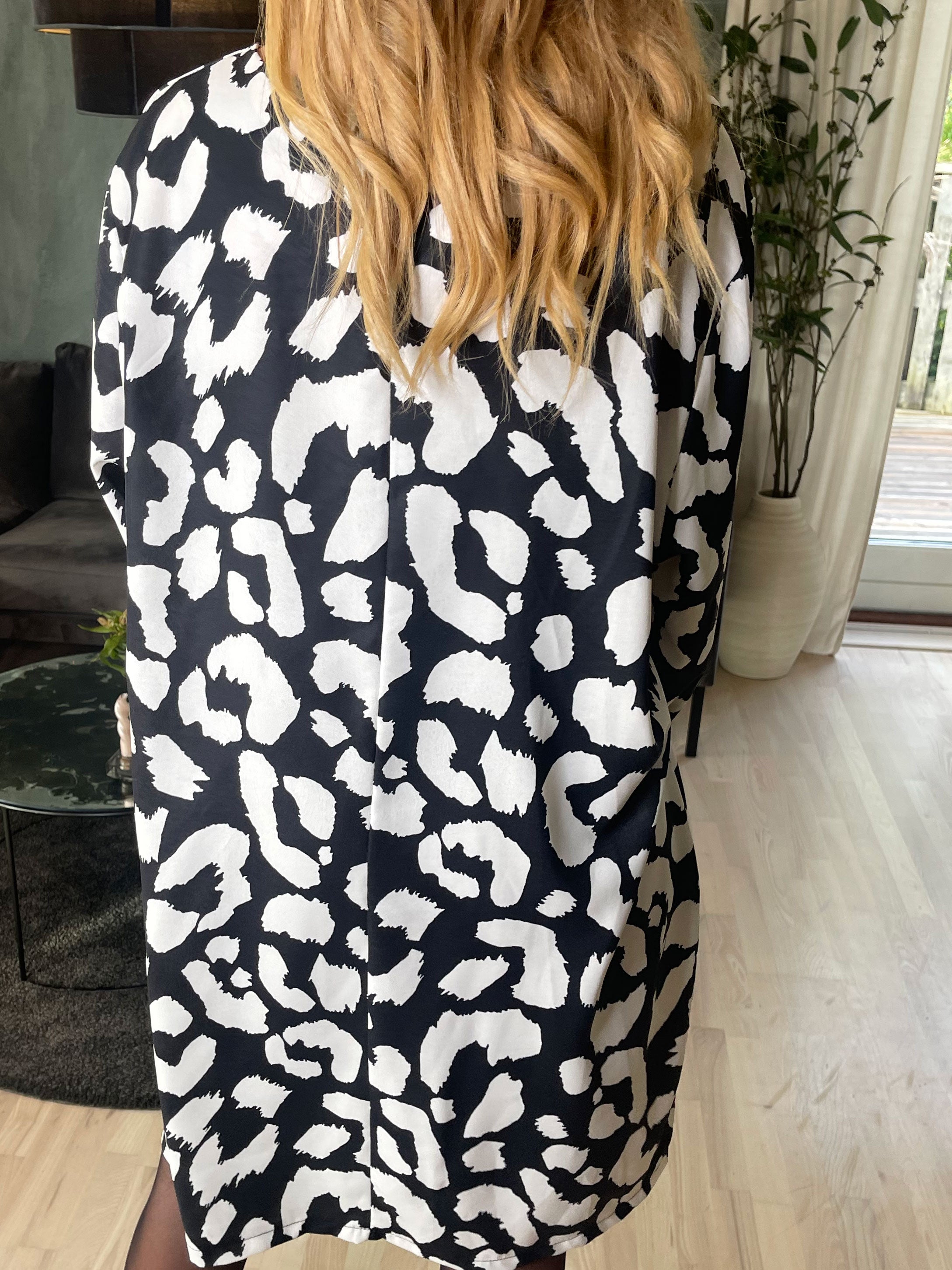 Vanelia - Sød viscose kjole i stort leopardprint