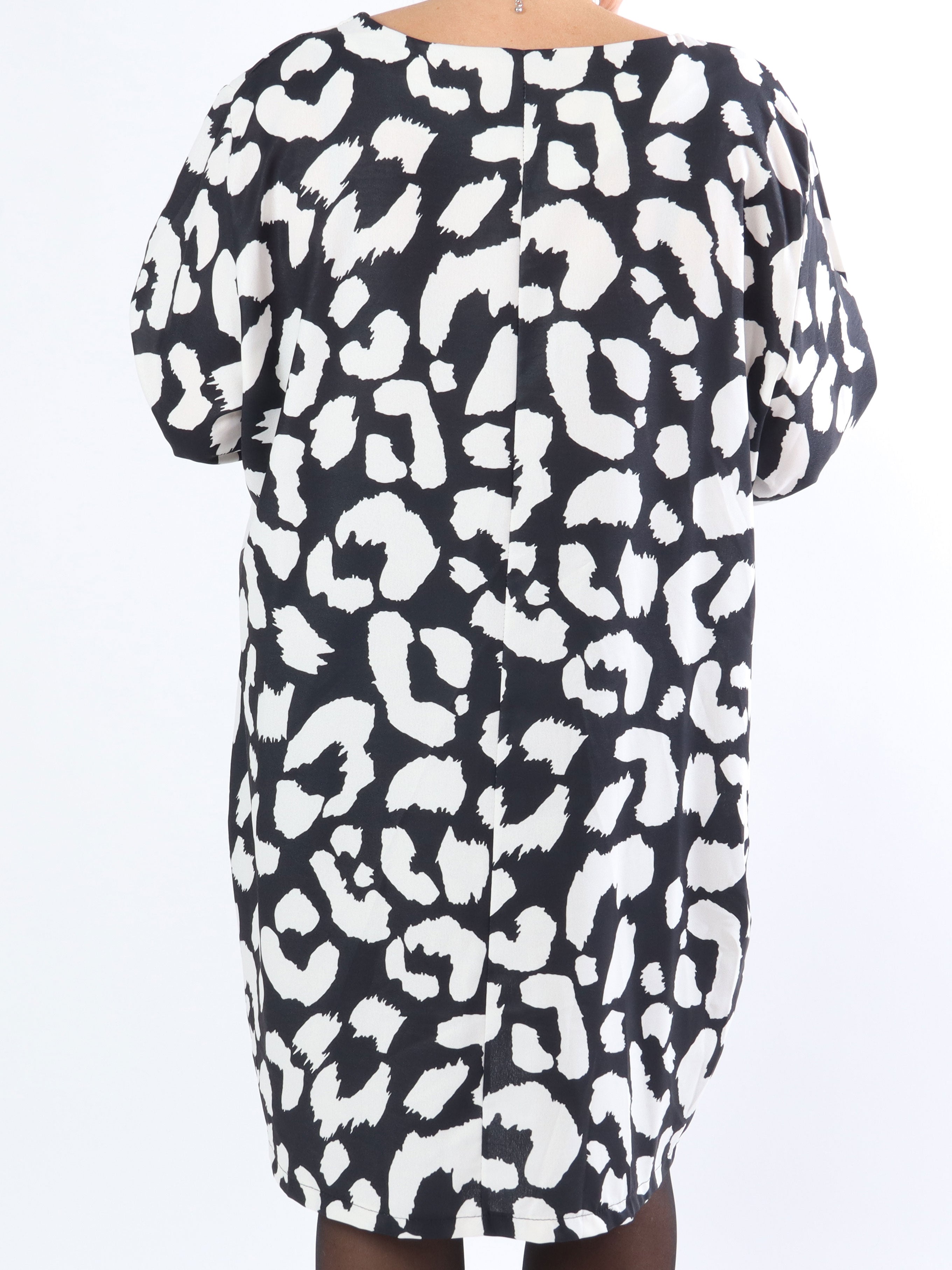 Vanelia - Sød plus size kjole i stort leopardprint