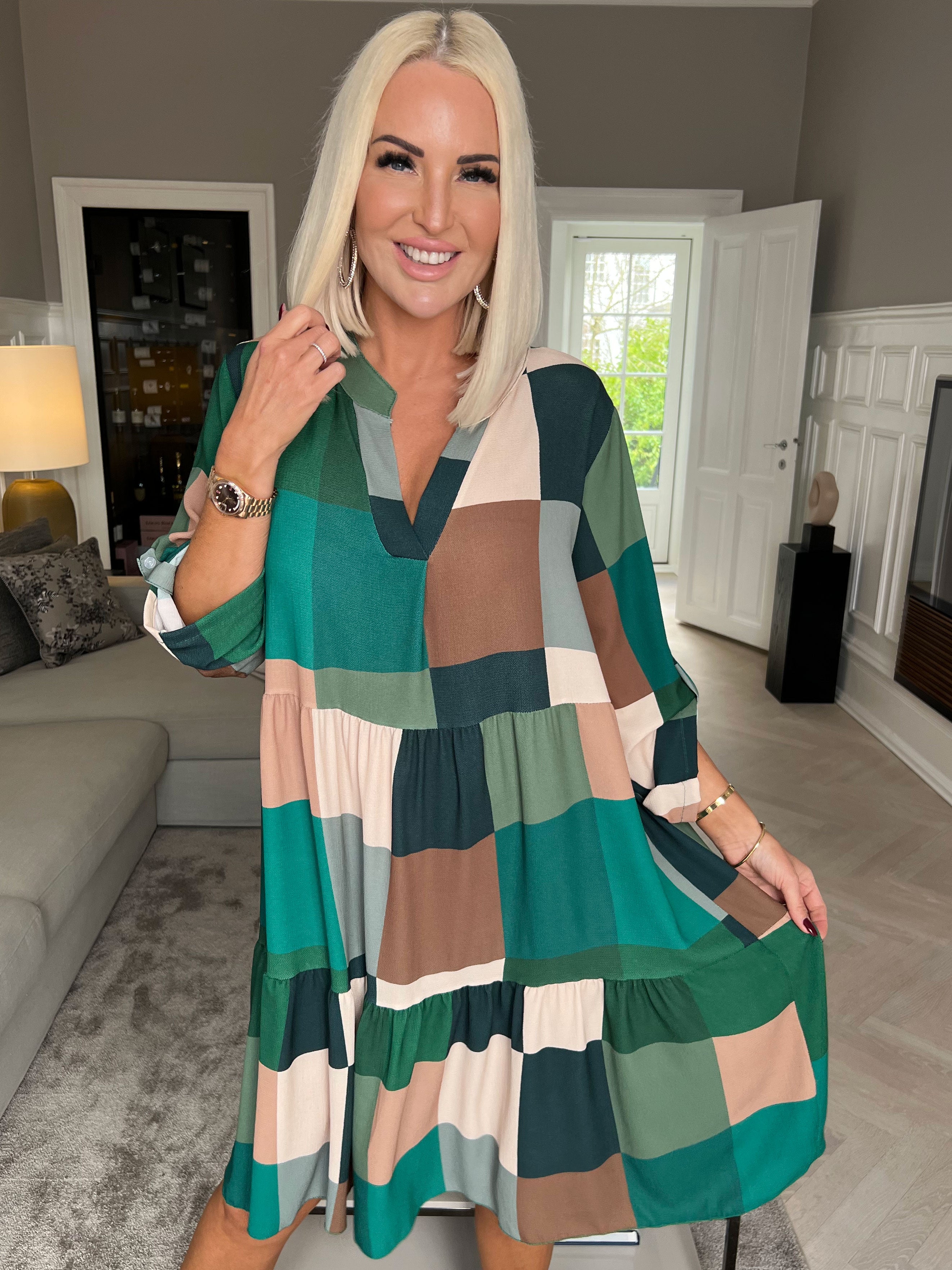 Vanesa Layer Dress - Ternet flerfarvet med flæser forneden