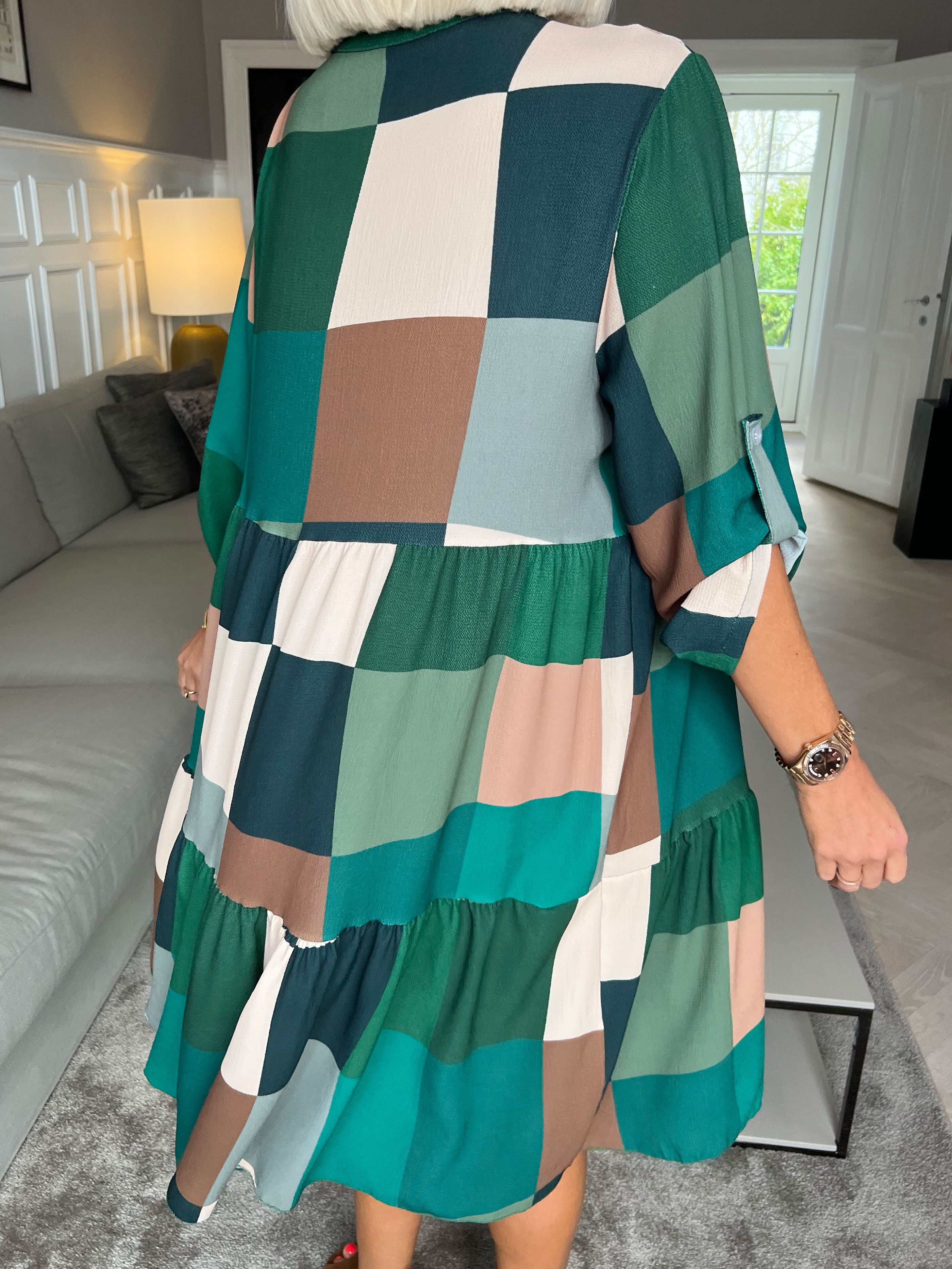 Vanesa Layer Dress - Ternet flerfarvet med flæser forneden