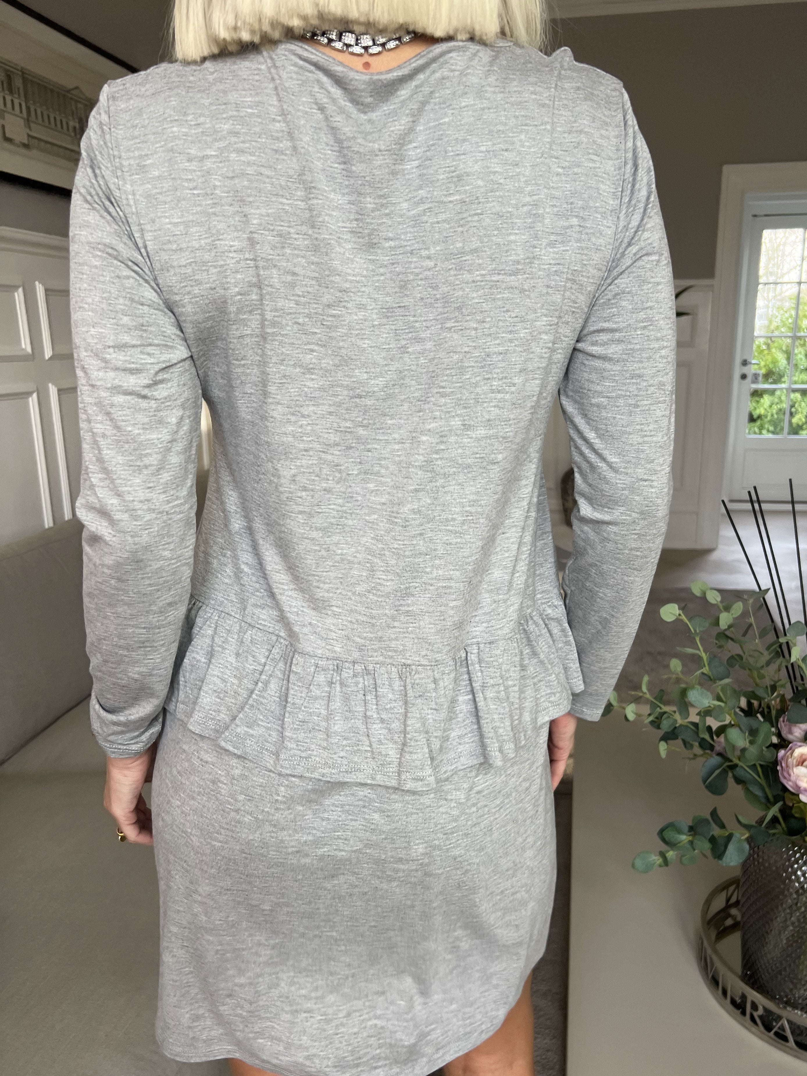 Vega - Ensfarvet jersey kjole med sød flæsekant