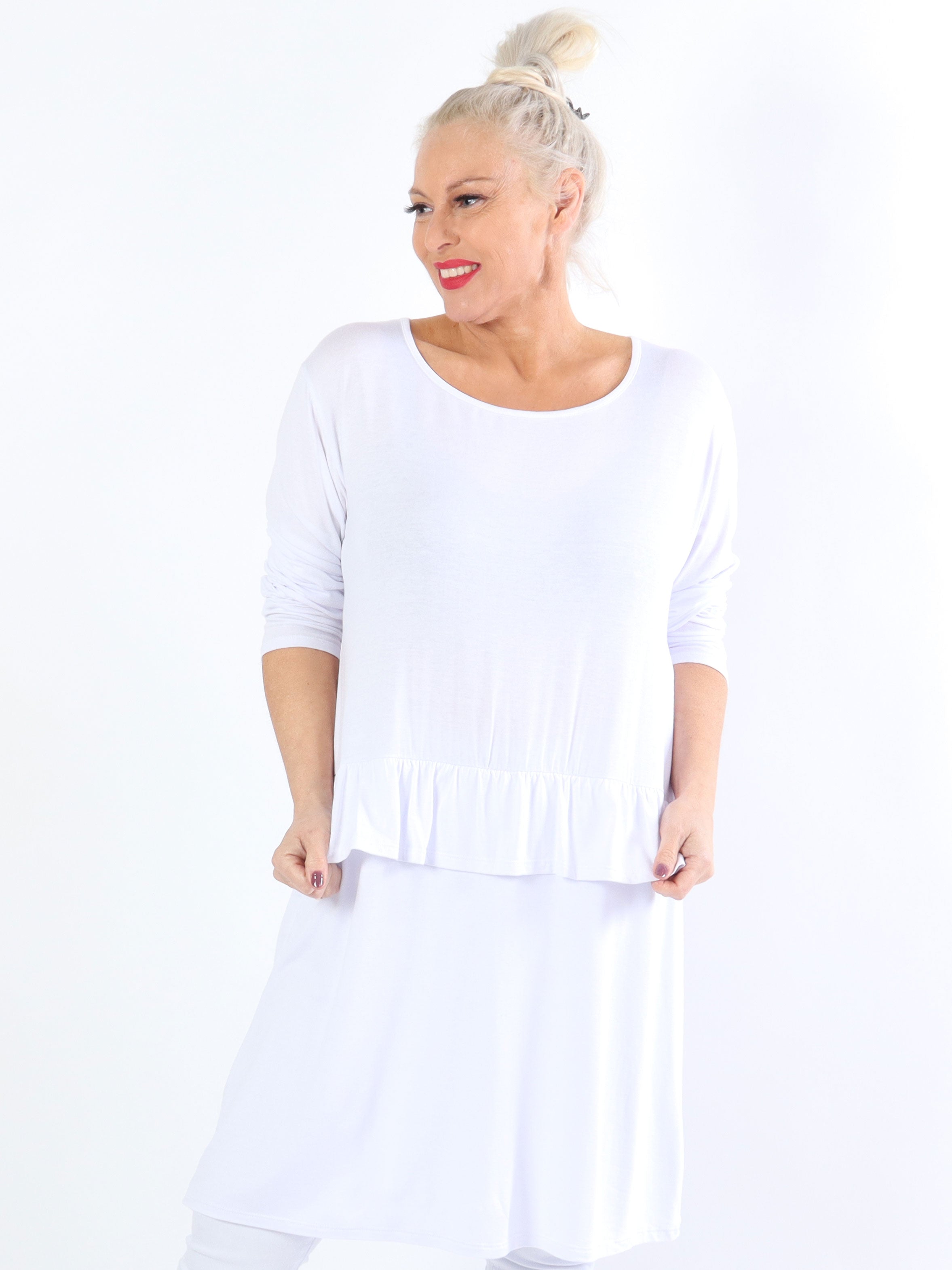 Vega - Ensfarvet jersey kjole med sød flæsekant