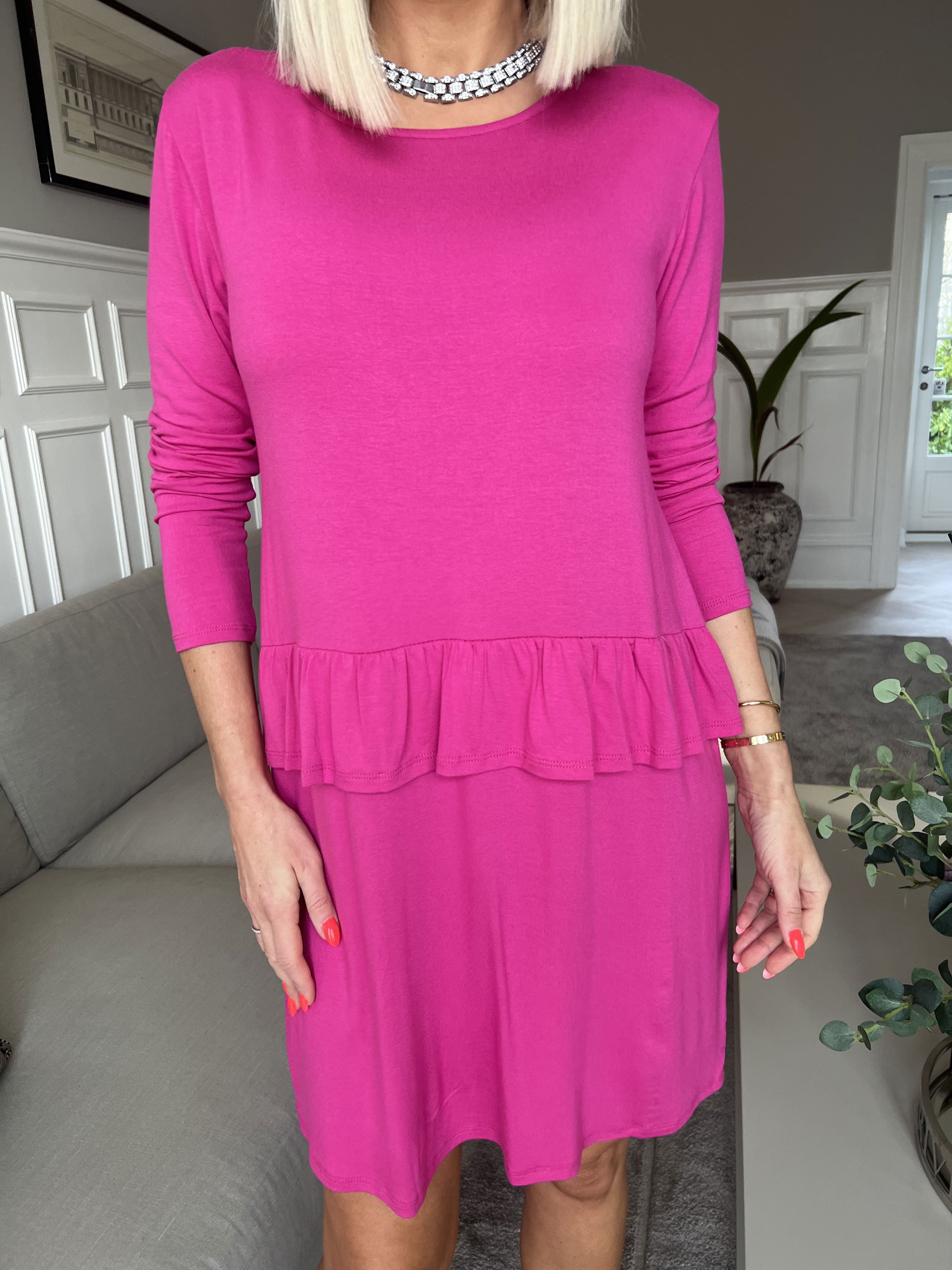 Vega - Ensfarvet jersey kjole med sød flæsekant