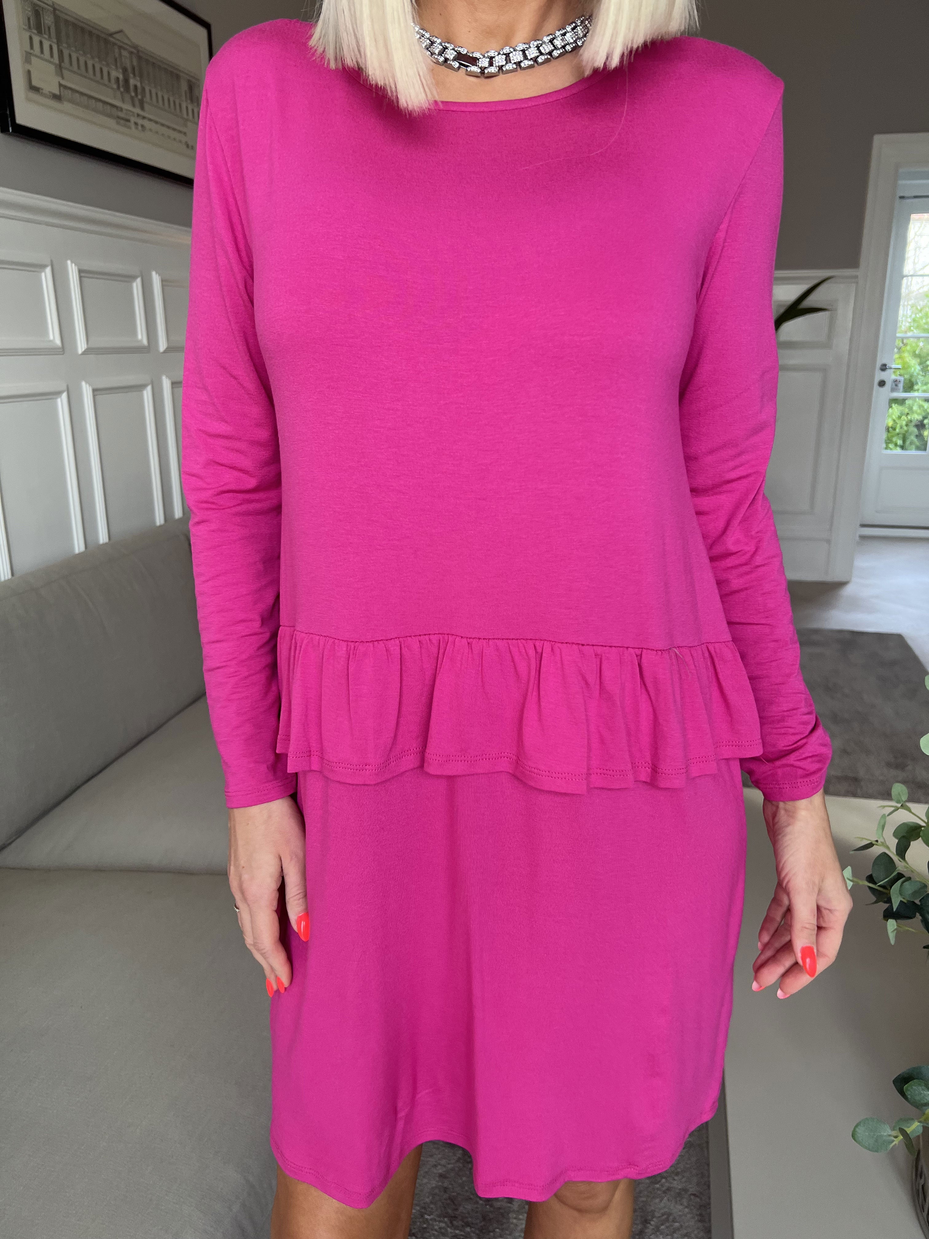 Vega - Ensfarvet jersey kjole med sød flæsekant