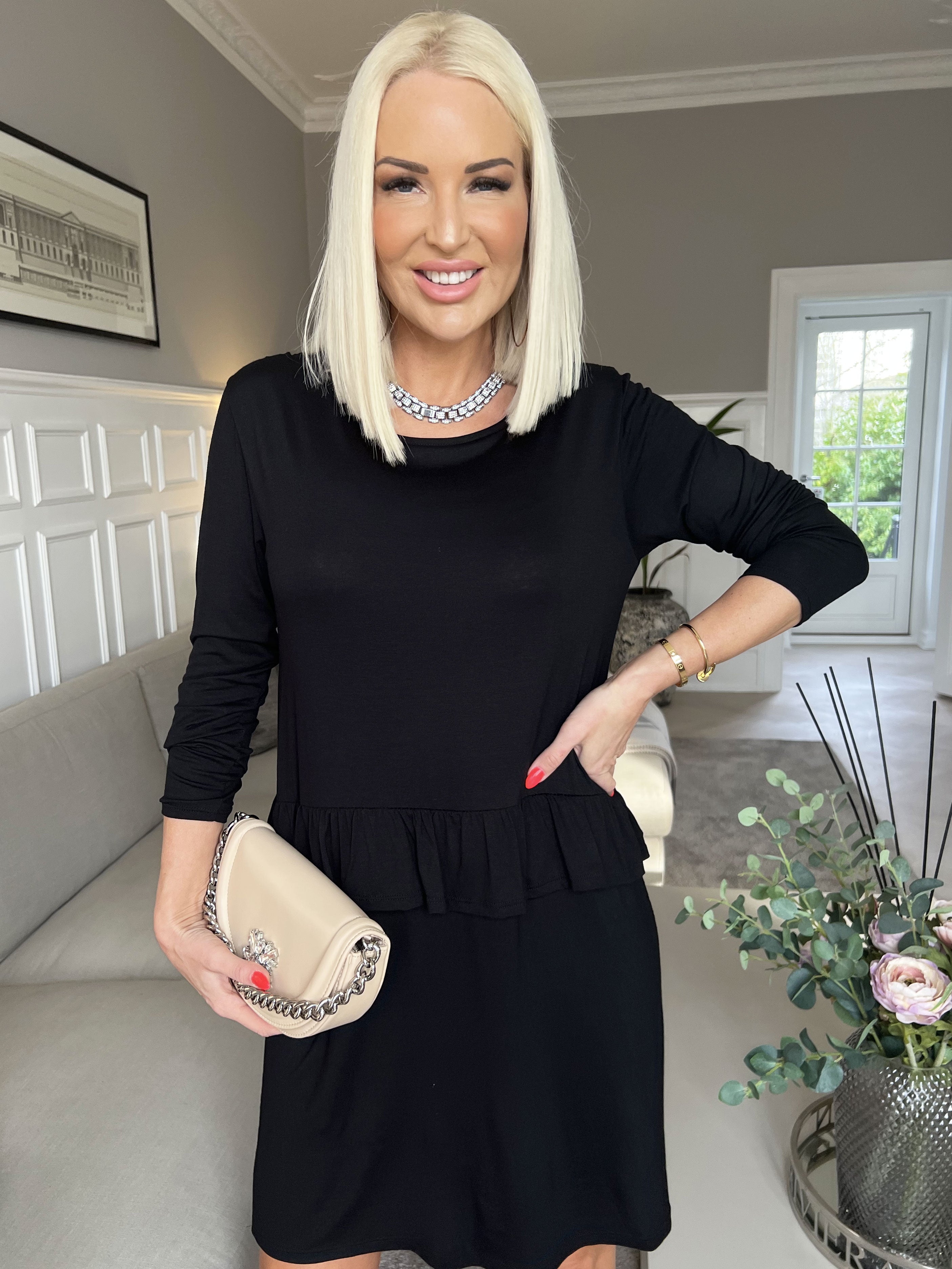 Vega - Ensfarvet jersey kjole med sød flæsekant