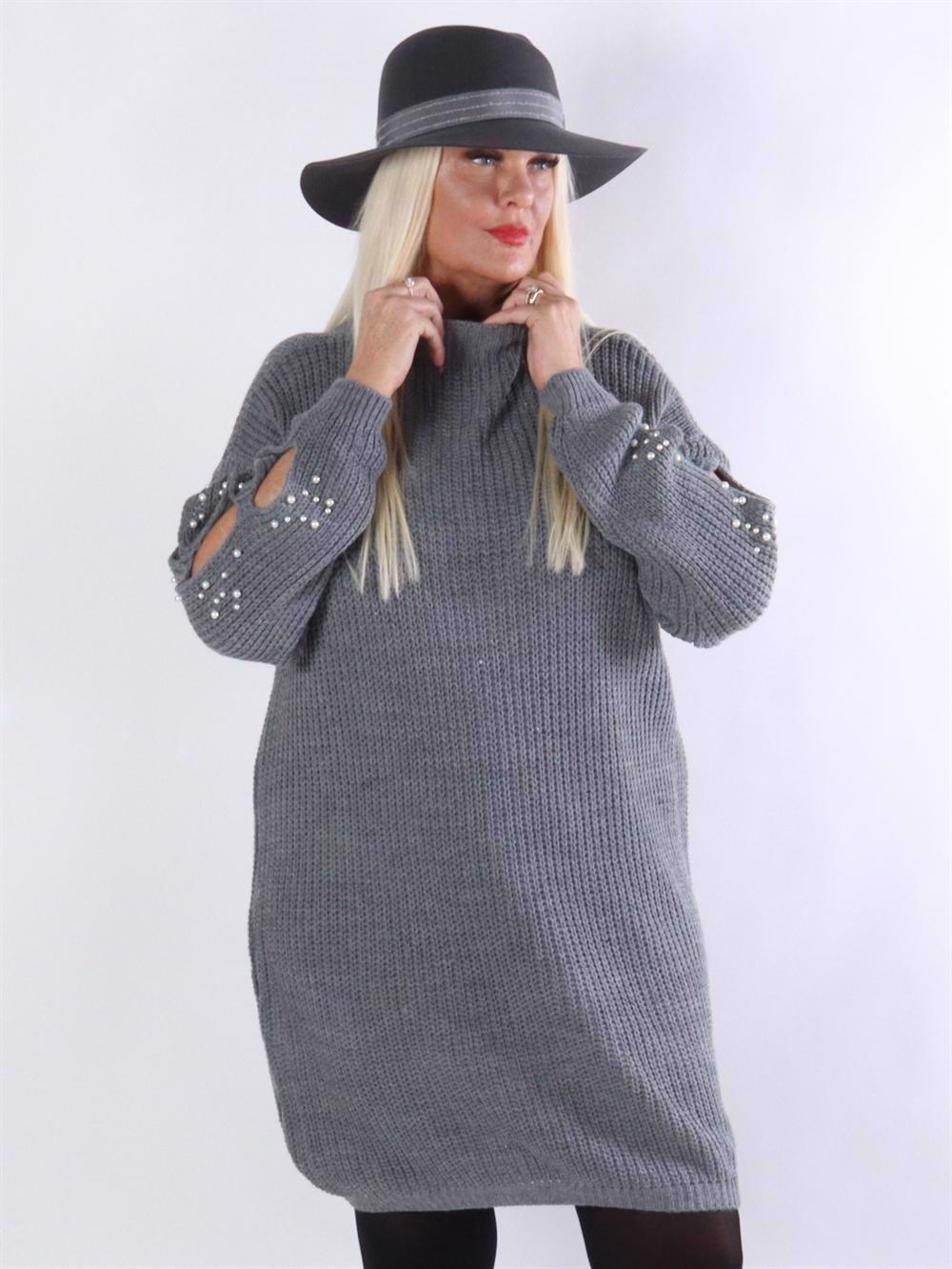 Vega - Strikkjole med hvide perler og hulmønster