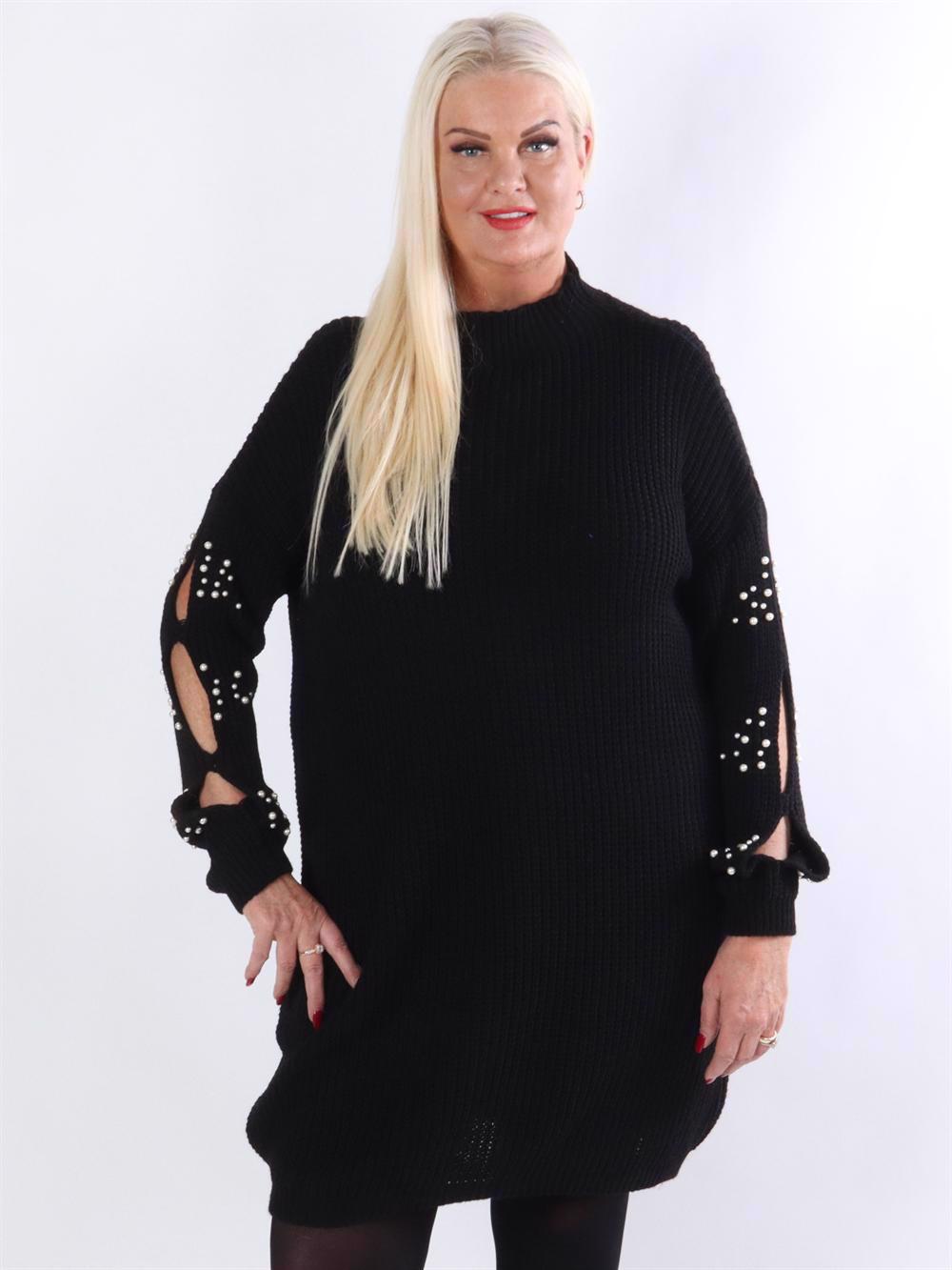 Vega - Strikkjole med hvide perler og hulmønster