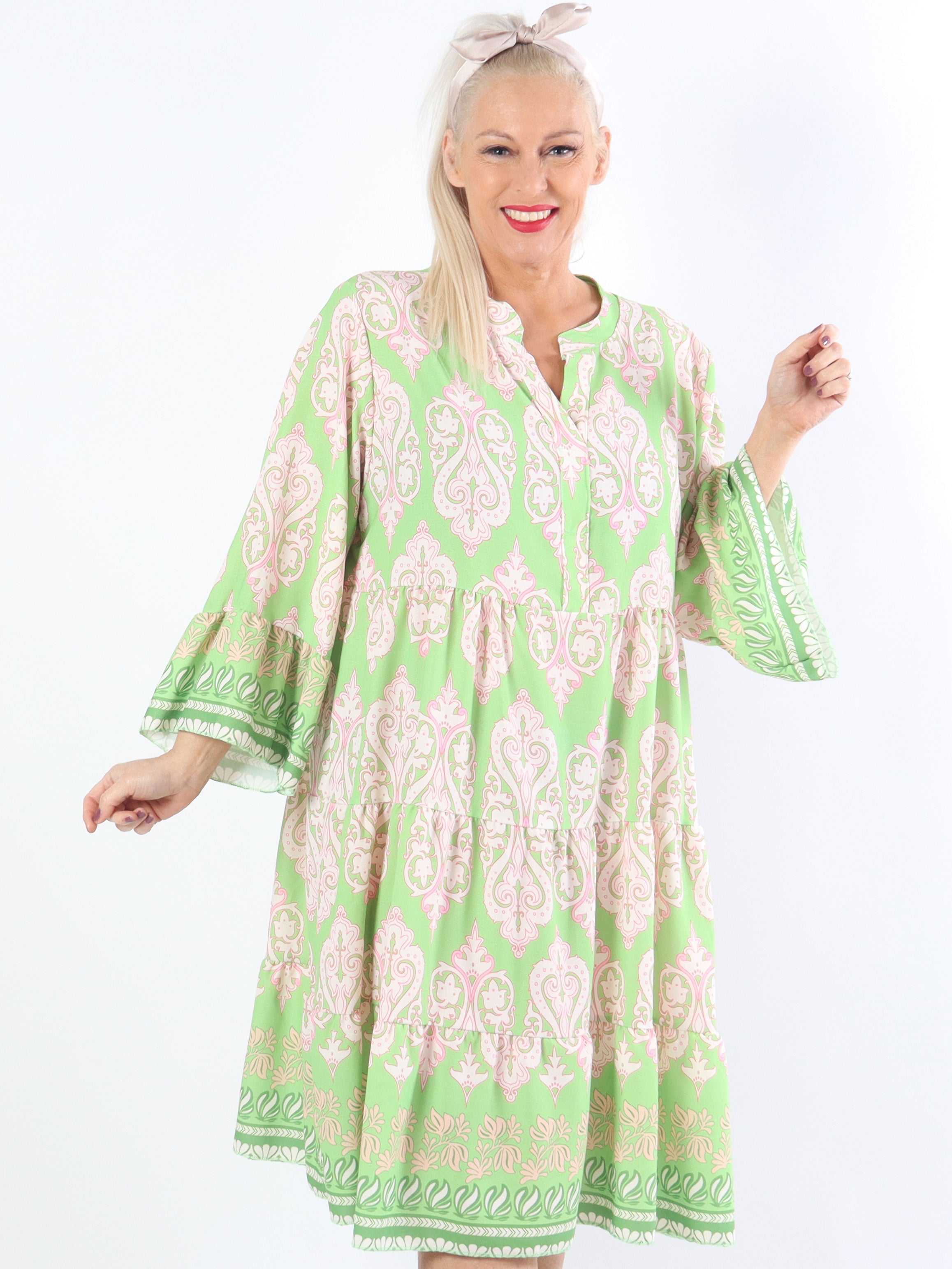 Vigdis - Sød mønstret plus size kjole i lag på lag look