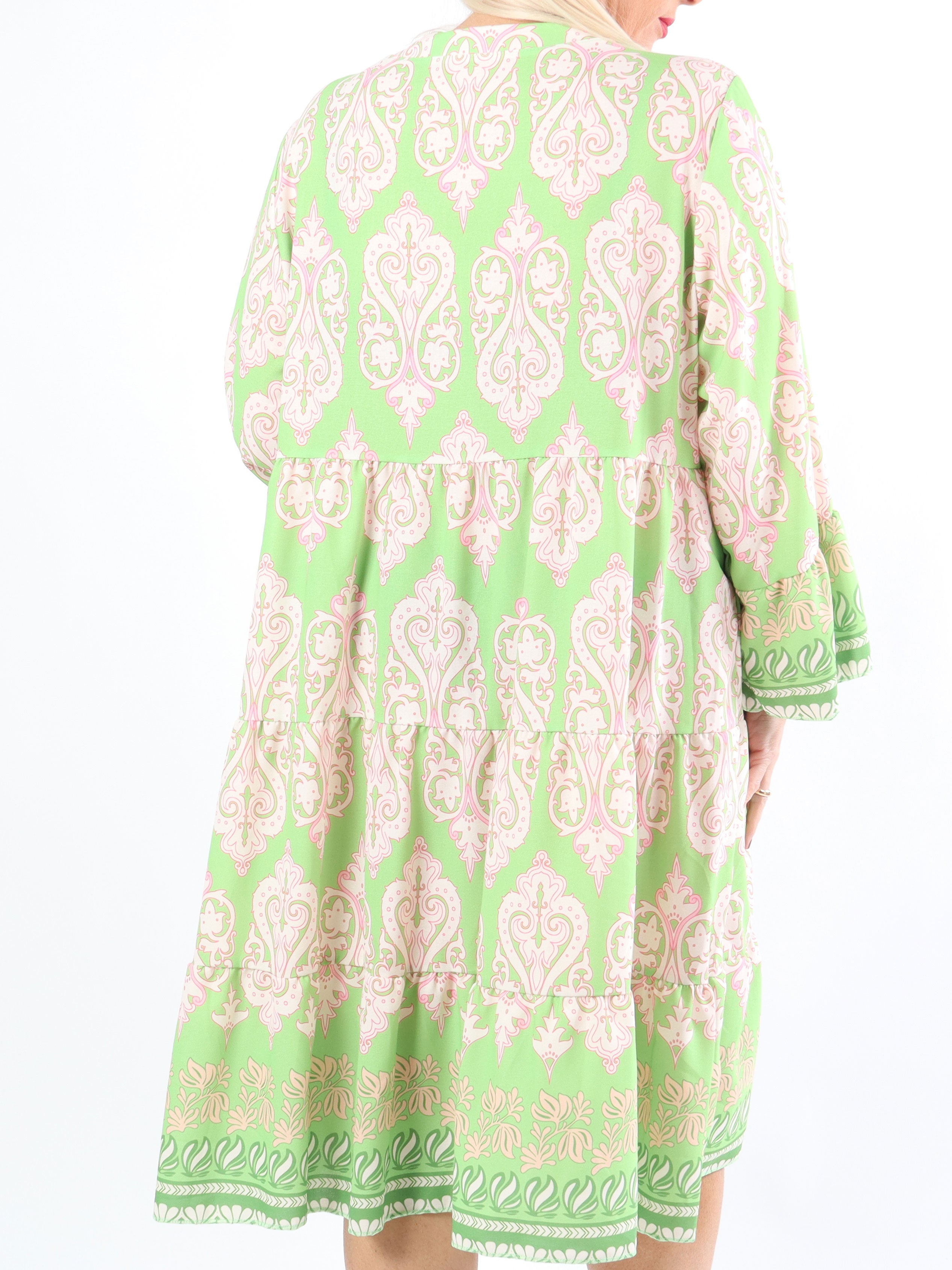 Vigdis - Sød mønstret plus size kjole i lag på lag look