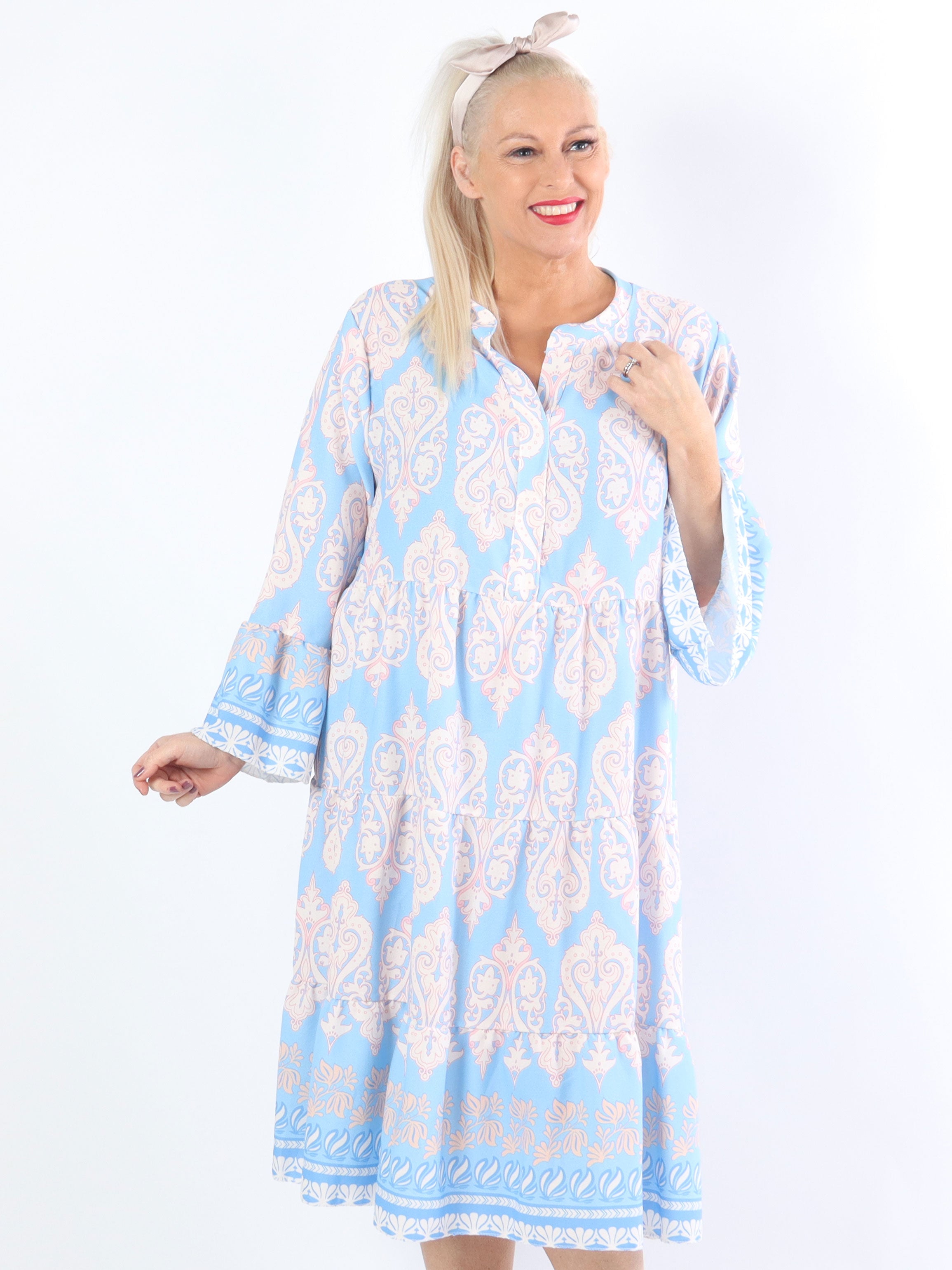 Vigdis - Sød mønstret plus size kjole i lag på lag look