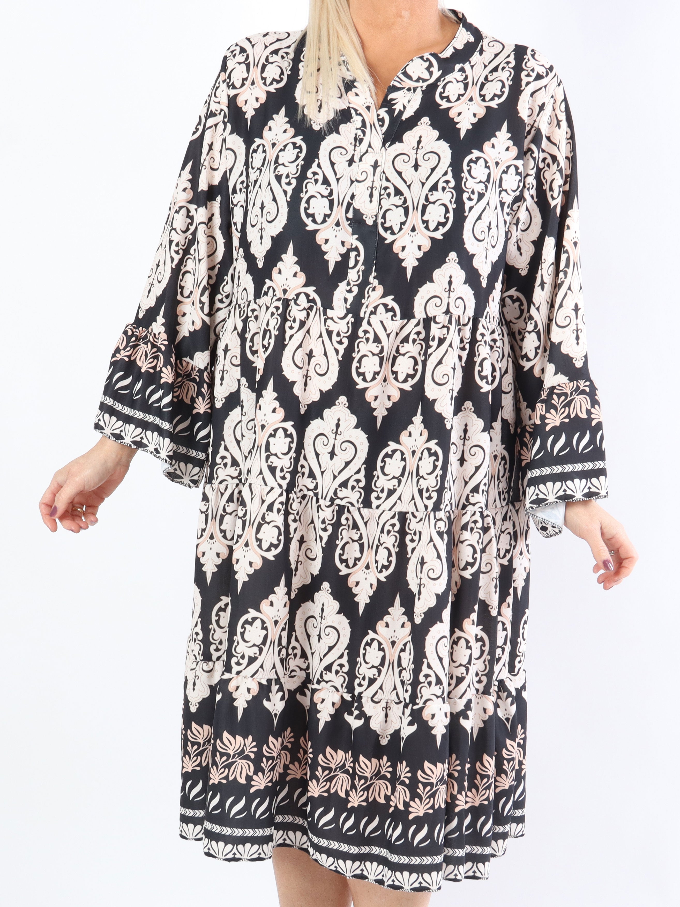 Vigdis - Sød mønstret plus size kjole i lag på lag look