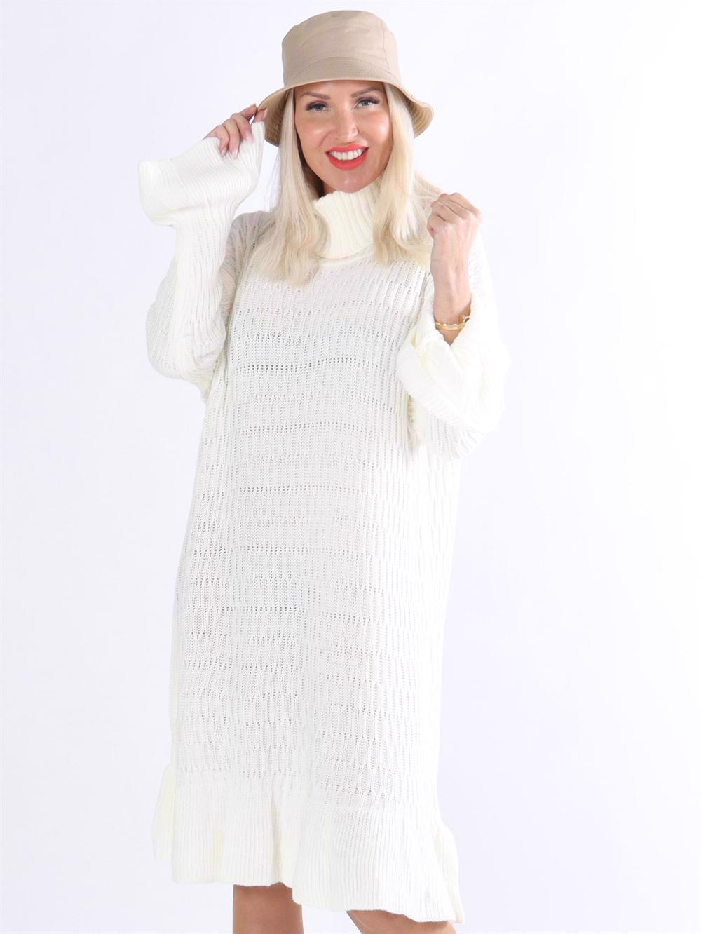 Vigga - Strikkjole med lille flæsekant i bunden